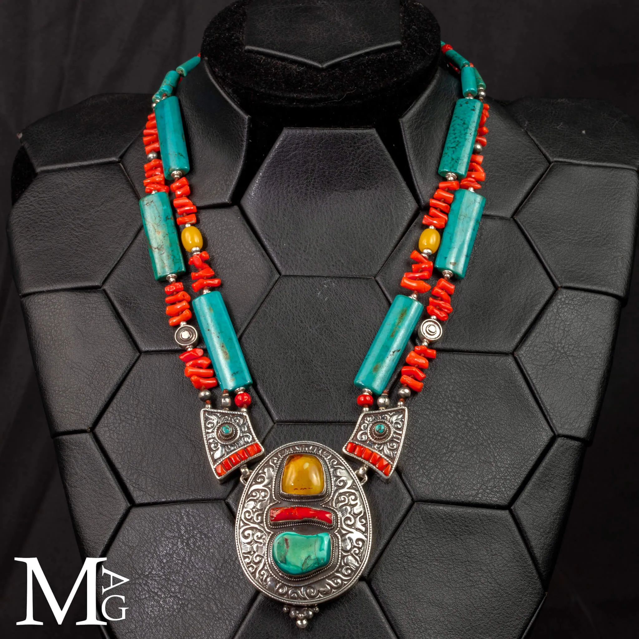 Collana Himalayana Cerimoniale in Argento Cesellato, Ambra, Corallo e Turchese.