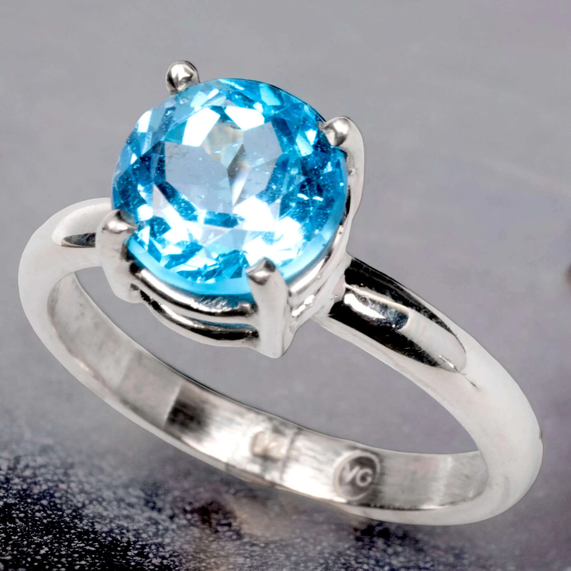 Anello in Argento con Topazio Swiss Blue Tondo Taglio Diamante.