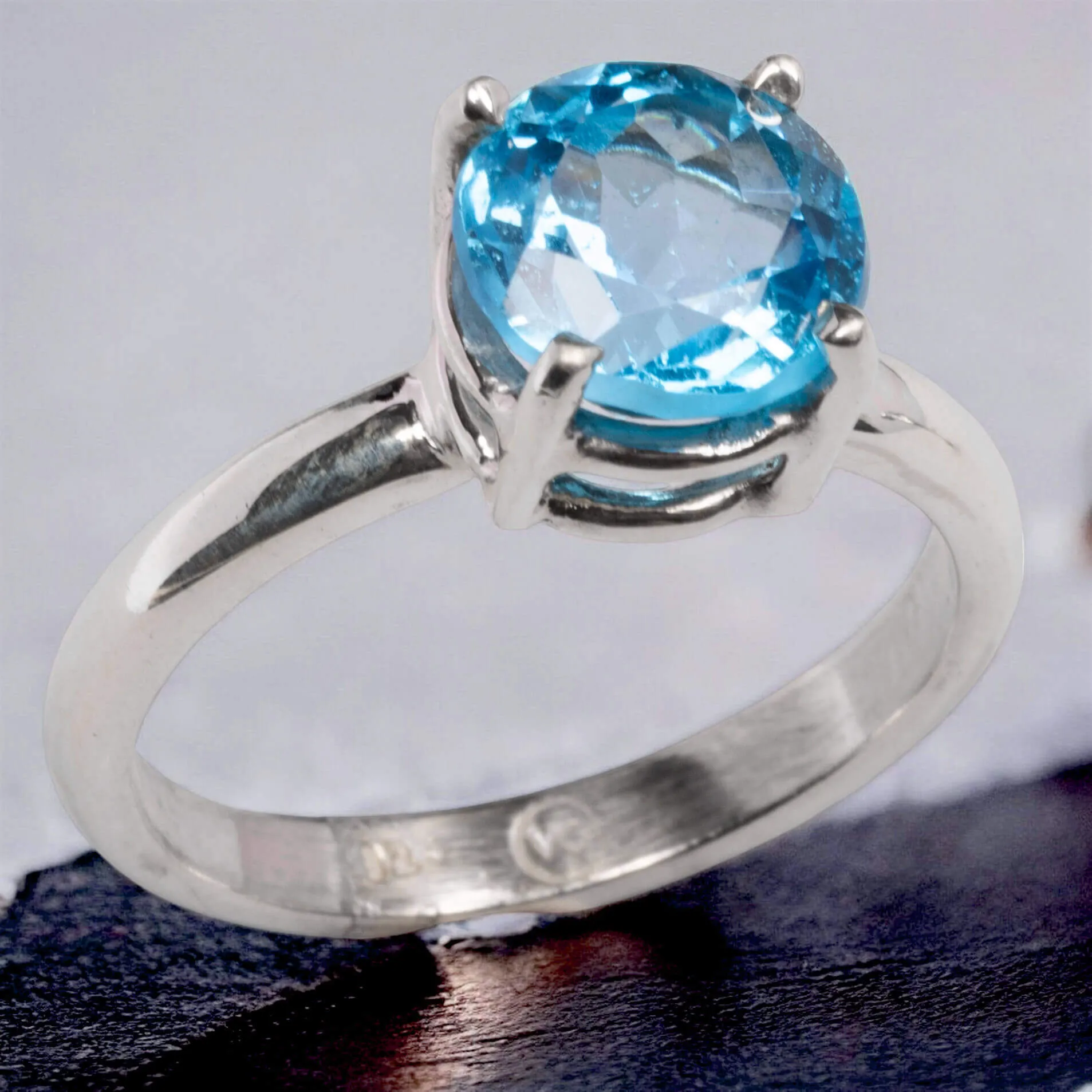 Anello in Argento con Topazio Swiss Blue Tondo Taglio Diamante.