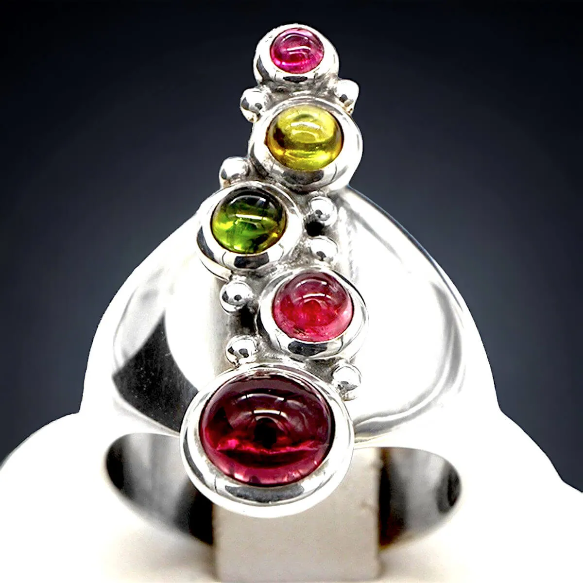 Anello in Argento e Tormaline: Eleganza e Contrasto.