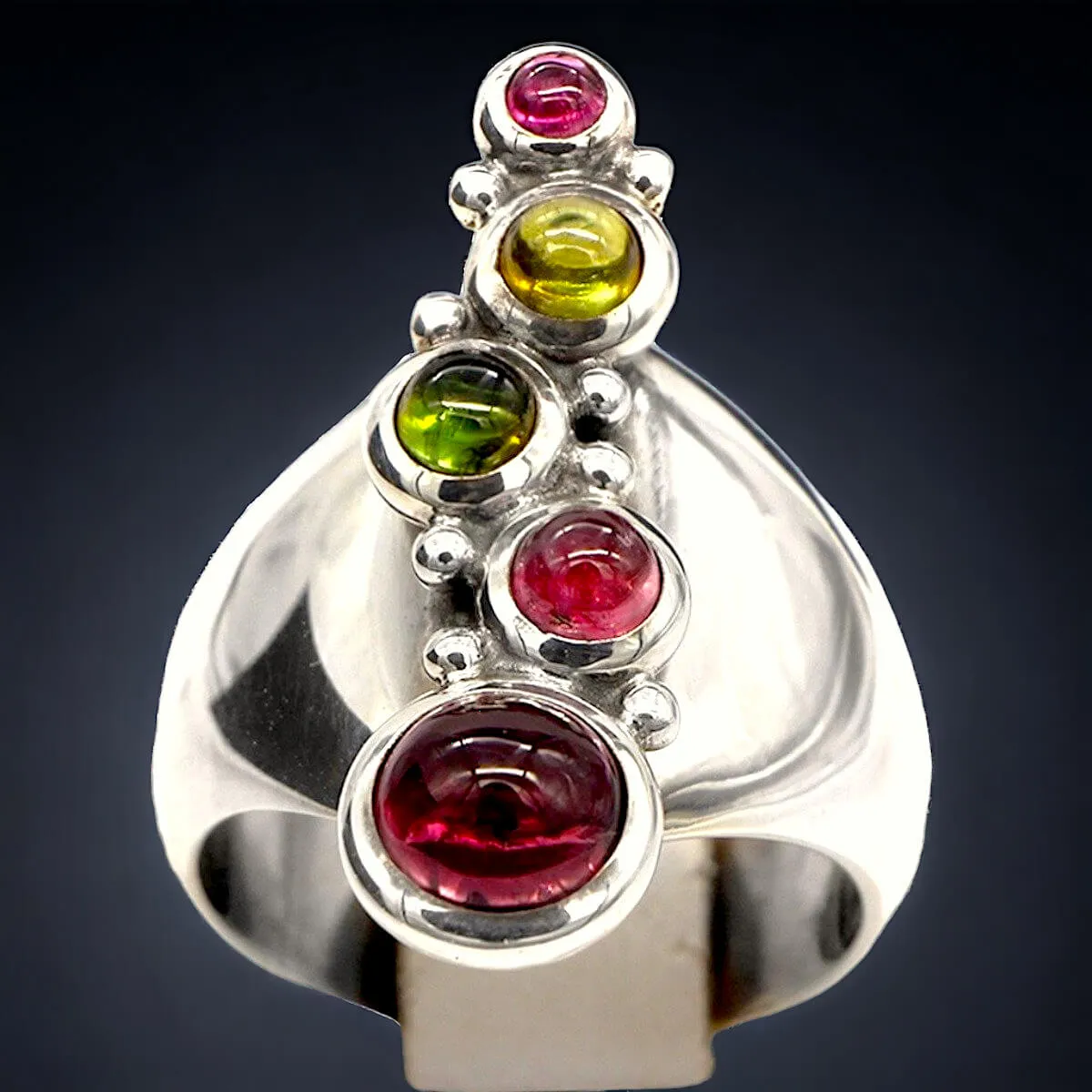 Anello in Argento e Tormaline: Eleganza e Contrasto.
