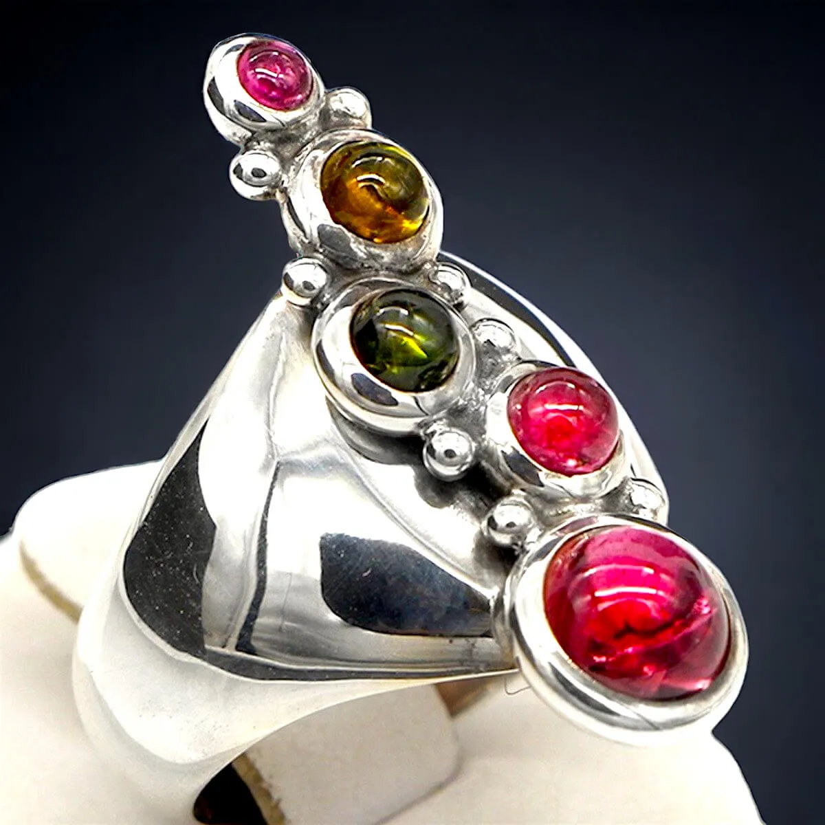 Anello in Argento e Tormaline: Eleganza e Contrasto.