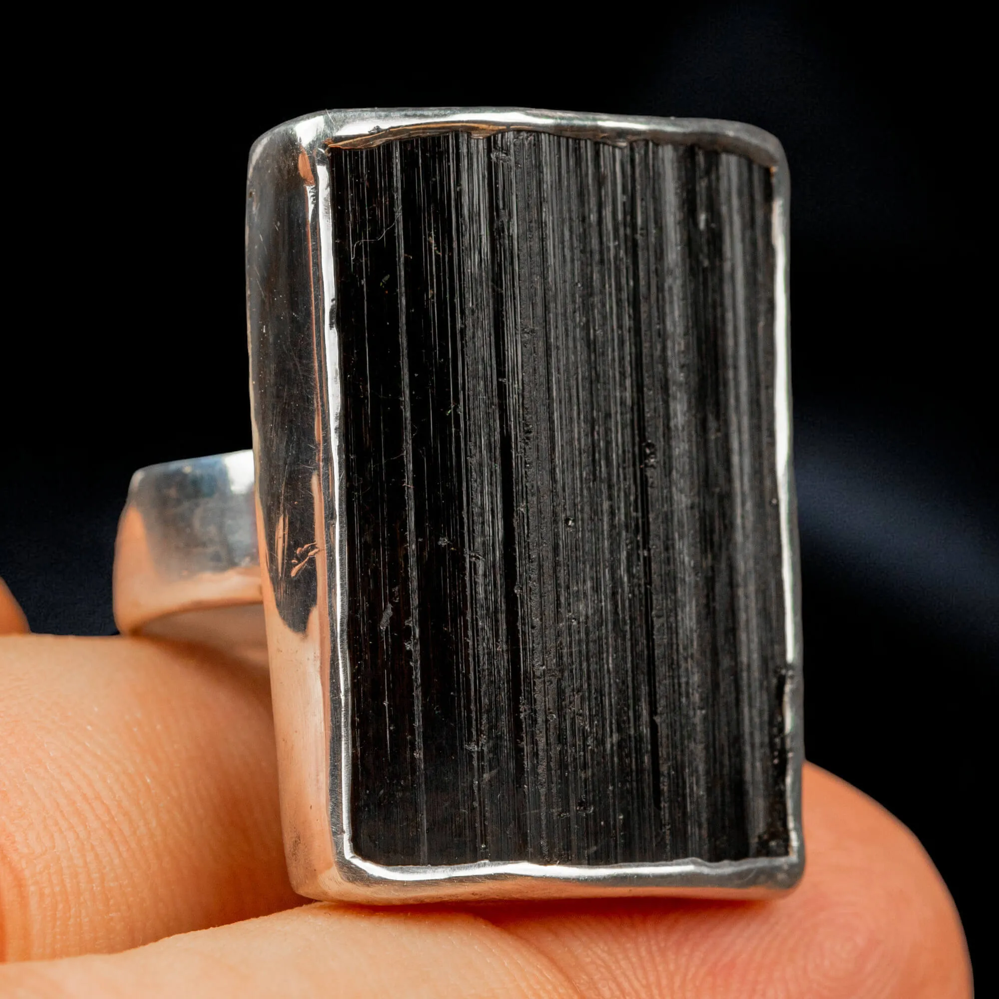 Anello con Tormalina Nera Rettangolare.