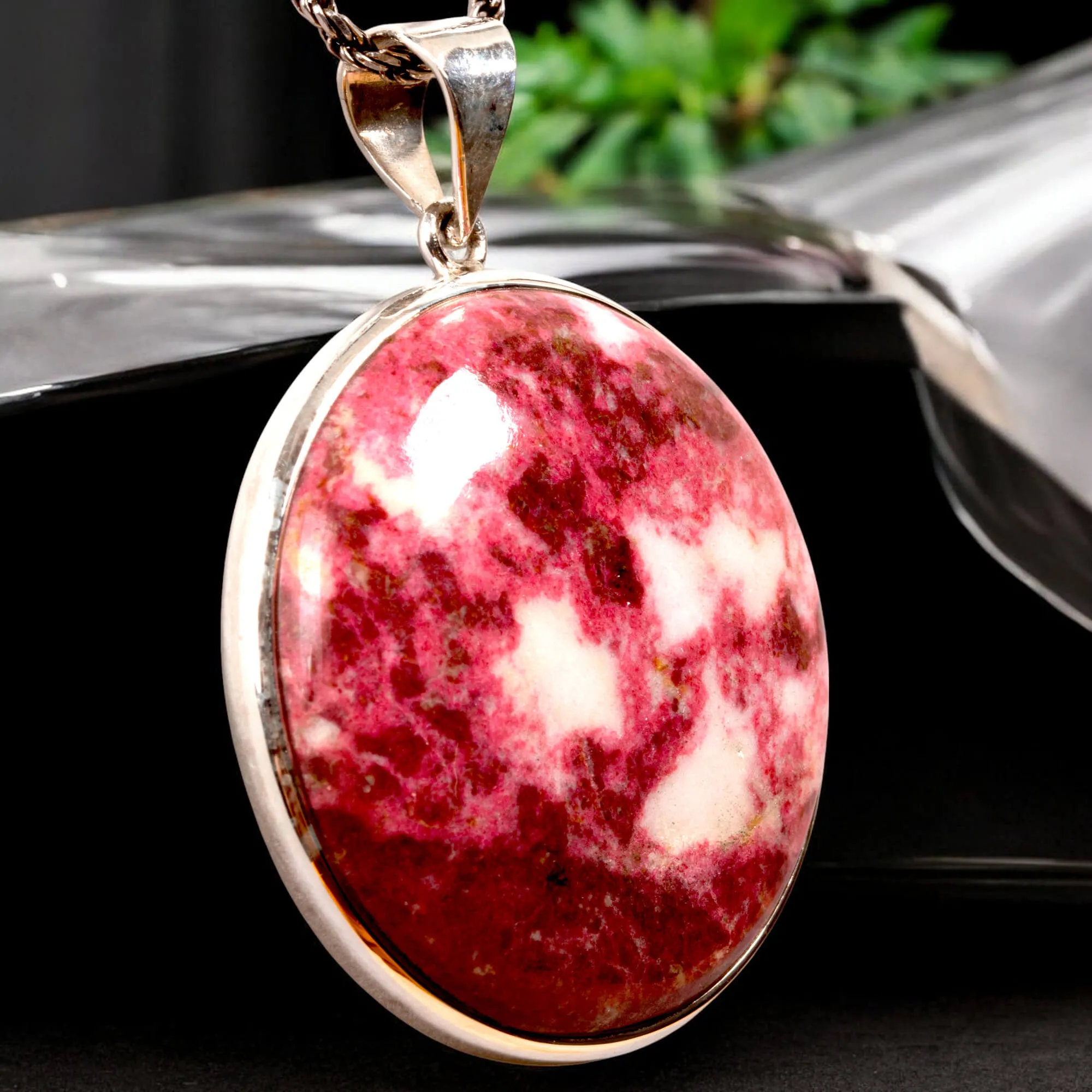 Ciondolo in argento con Tulite norvegese – Forma rotonda.