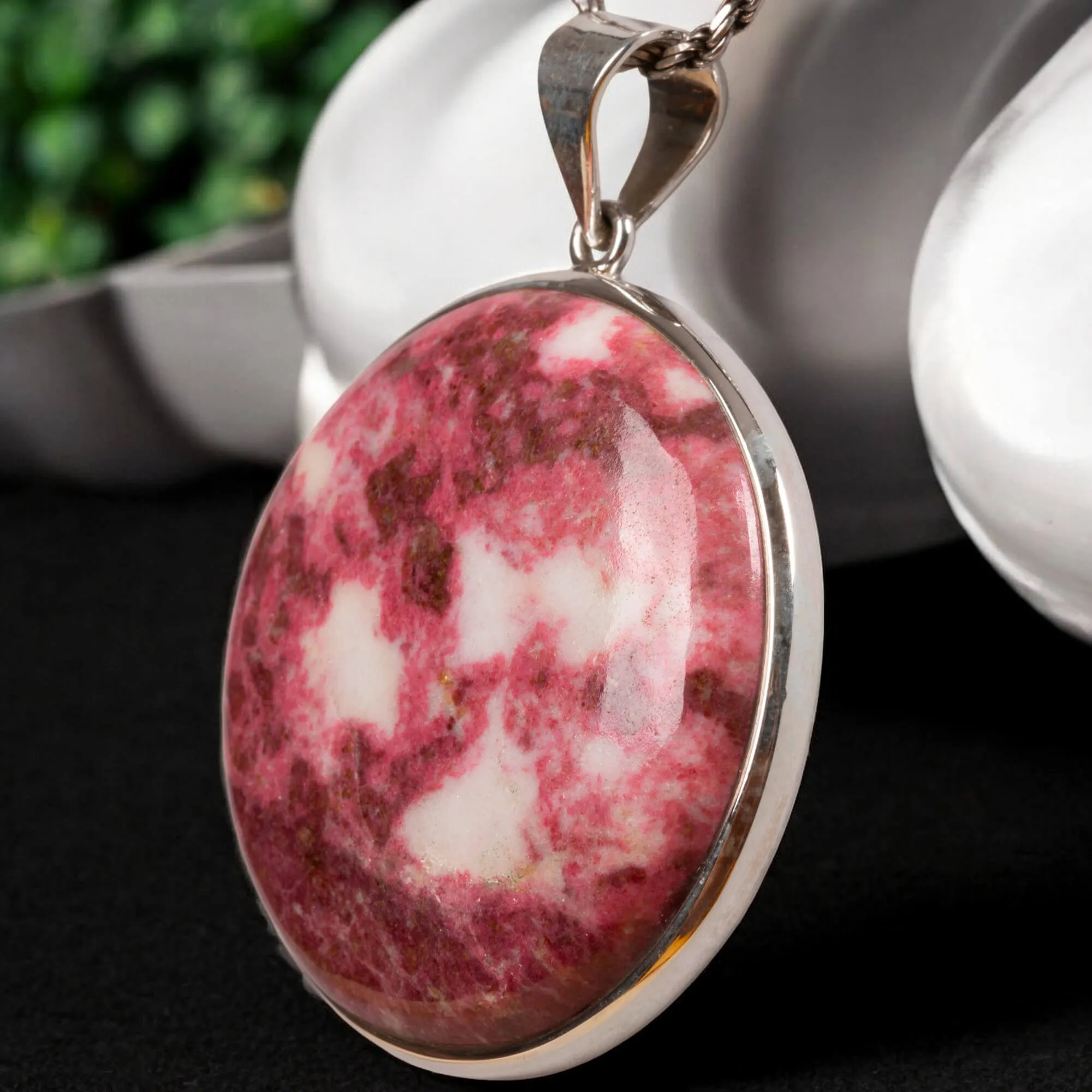 Ciondolo in argento con Tulite norvegese – Forma rotonda.