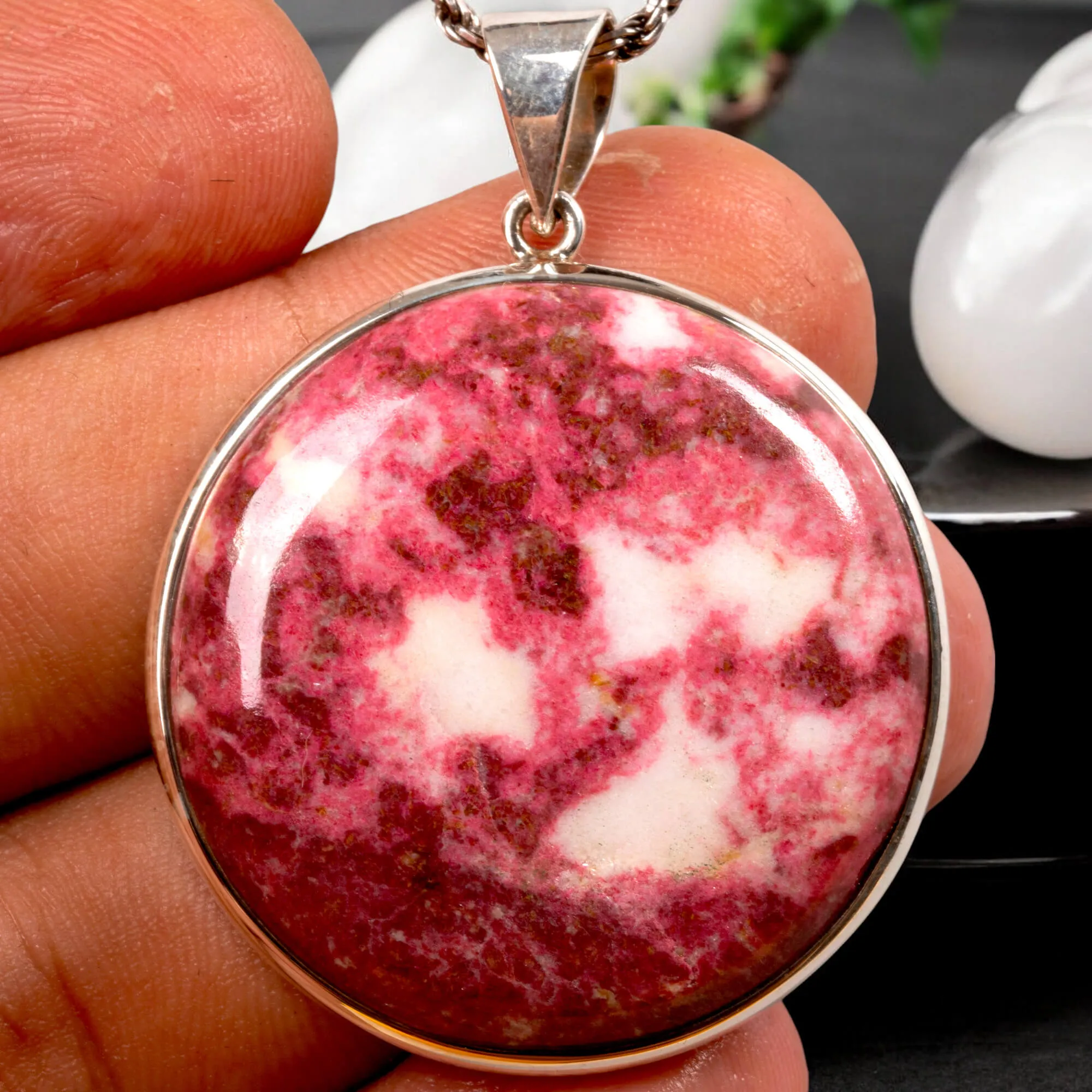 Ciondolo in argento con Tulite norvegese – Forma rotonda.