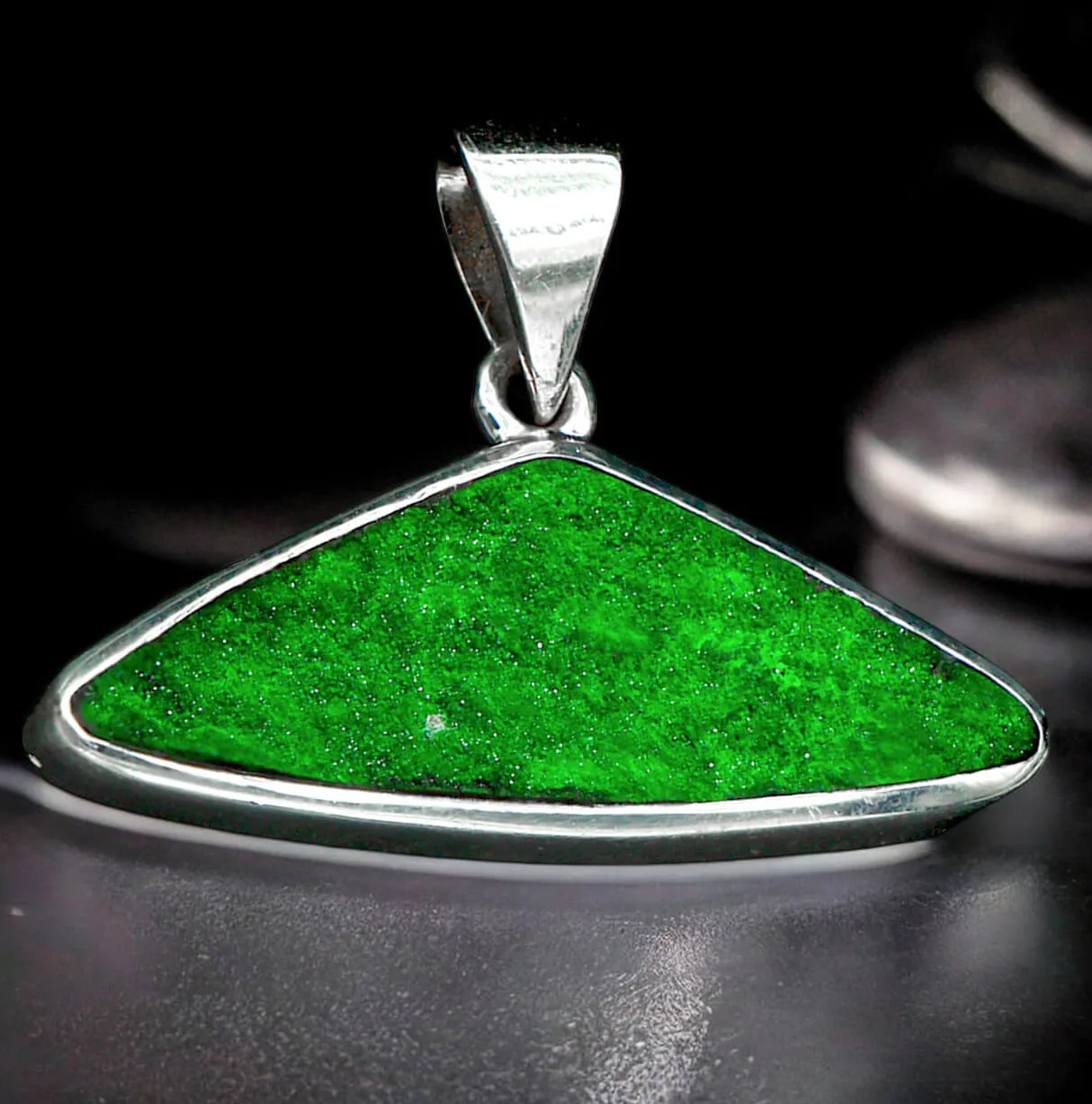 Ciondolo Triangolare in Argento con Uvarovite dei Monti Urali.