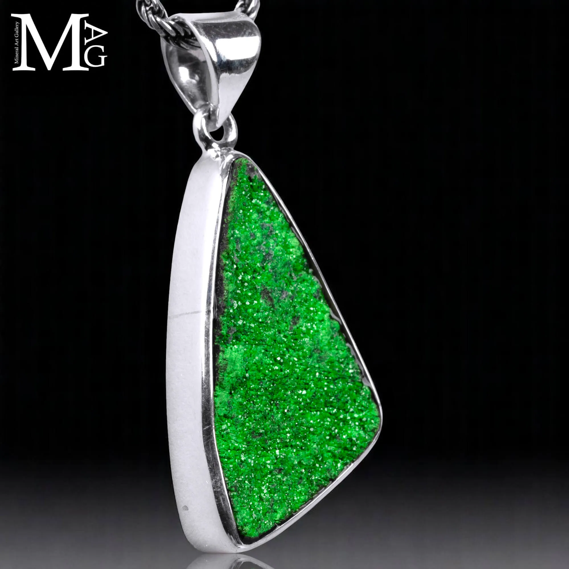 Ciondolo con Uvarovite naturale.