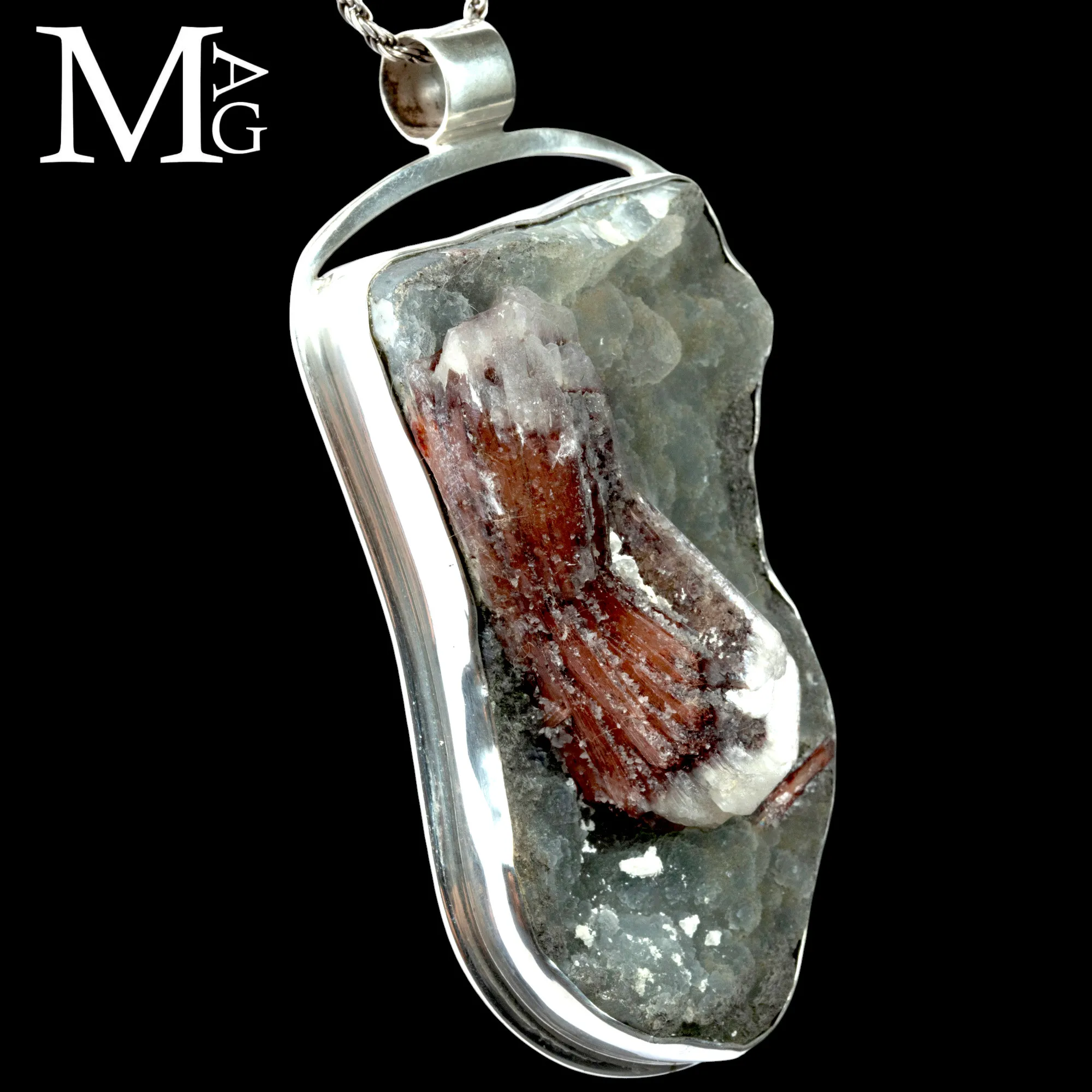 Ciondolo con Scolecite Rossa Naturale su Stilbite