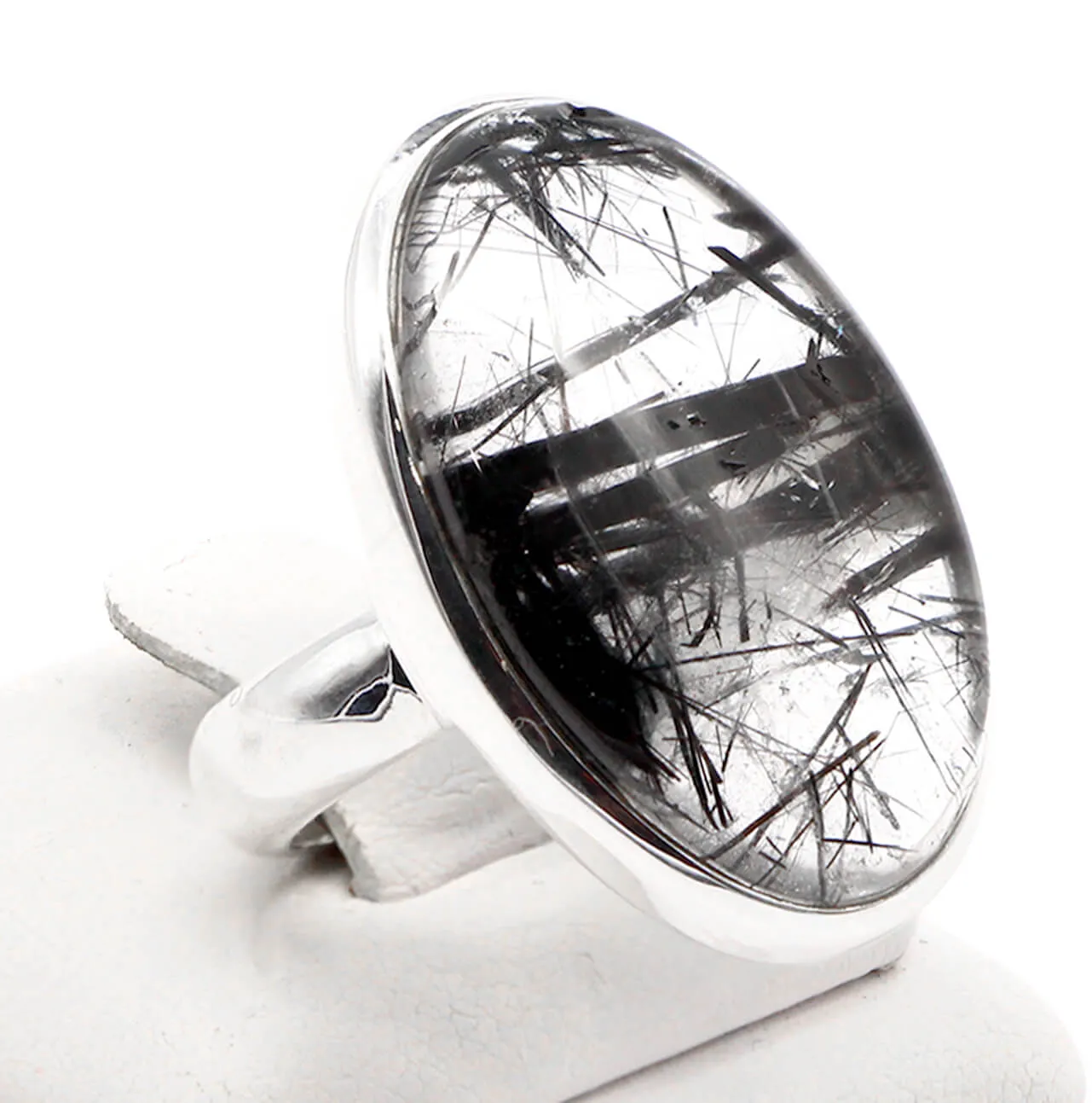 Anello in Argento con Cabochon di Quarzo Tormalinato: Un Elegante Equilibrio tra Chiarezza e Mistero.