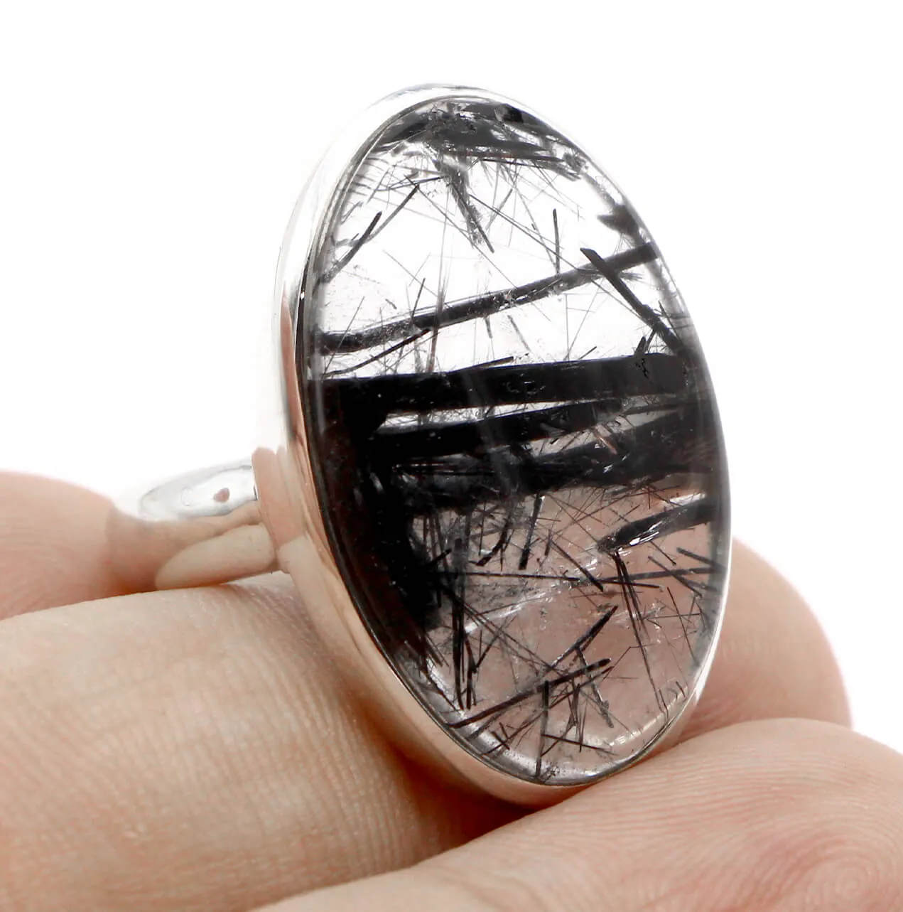 Anello in Argento con Cabochon di Quarzo Tormalinato: Un Elegante Equilibrio tra Chiarezza e Mistero.