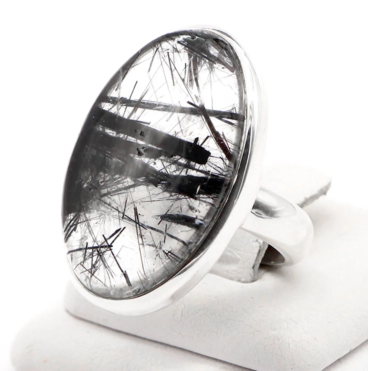 Anello in Argento con Cabochon di Quarzo Tormalinato: Un Elegante Equilibrio tra Chiarezza e Mistero.