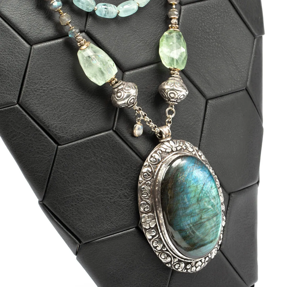 Collana in Acquamarina e Larimar con Labradorite cabochon
