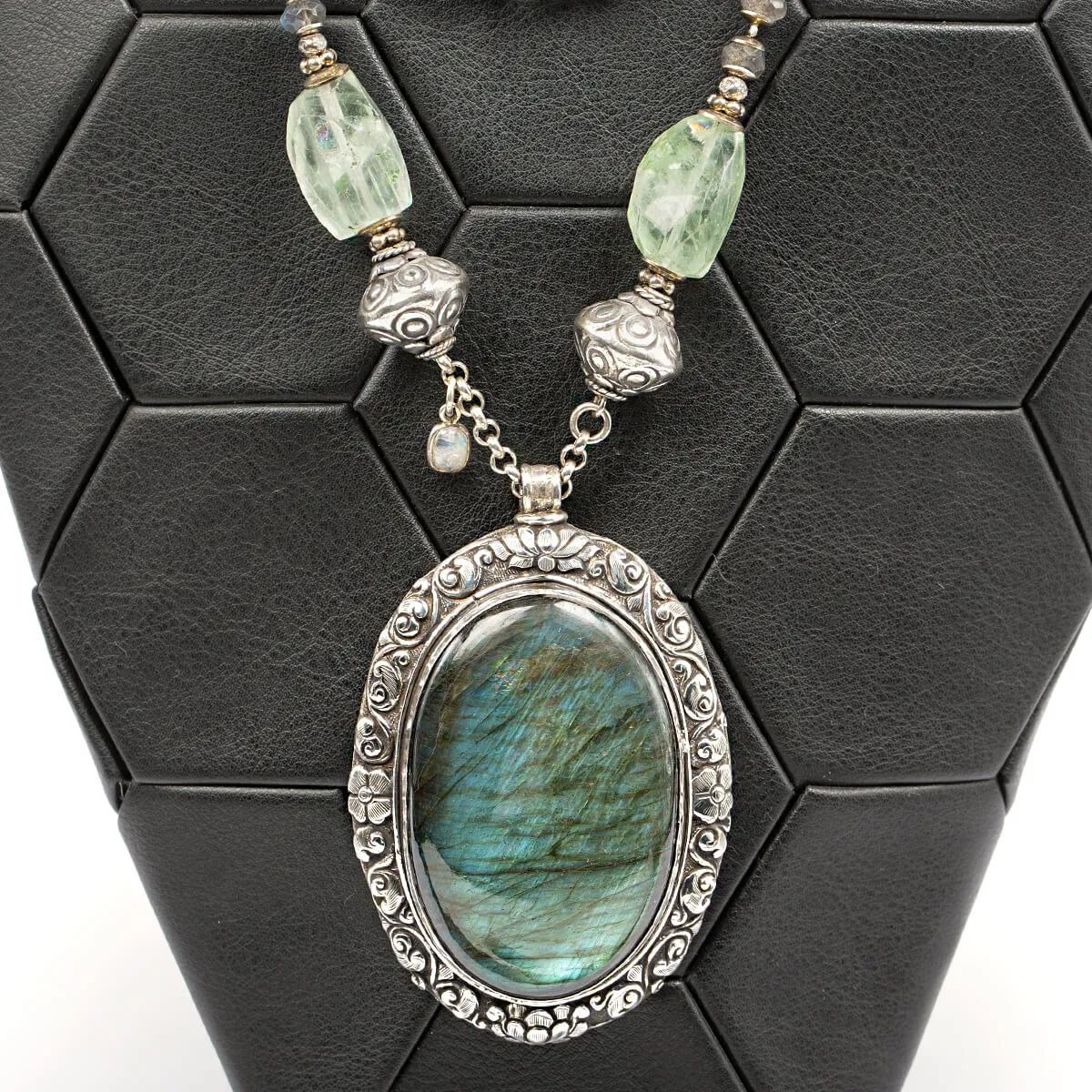 Collana in Acquamarina e Larimar con Labradorite cabochon