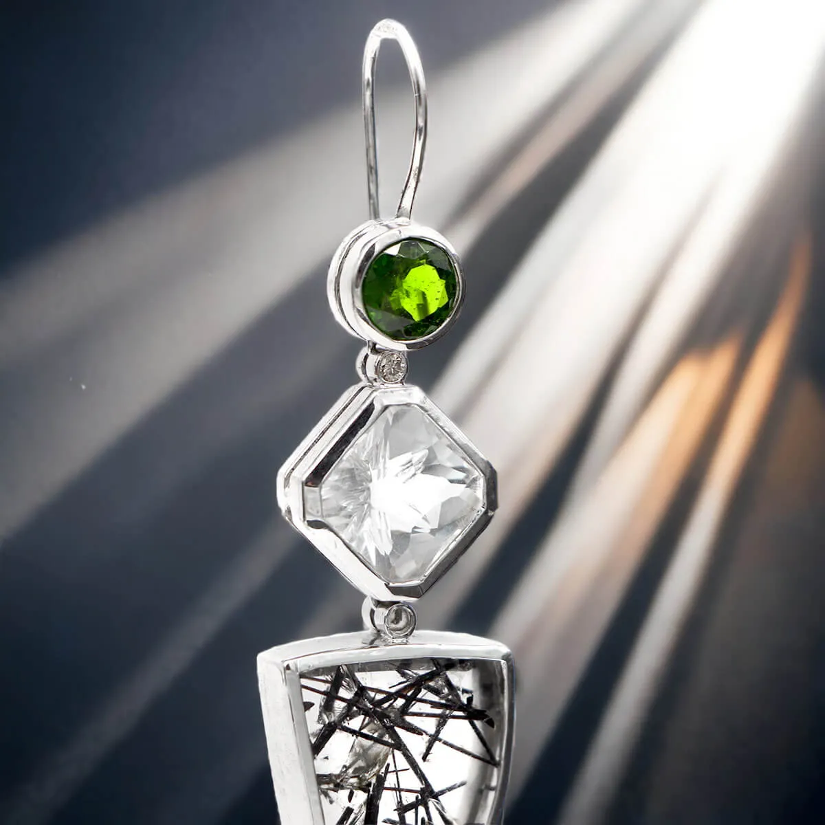 Orecchini in Quarzo Tormalinato, Tsavorite e Diamanti.