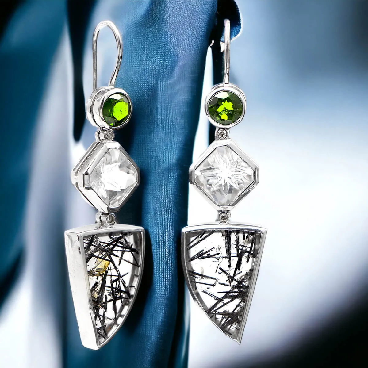 Orecchini in Quarzo Tormalinato, Tsavorite e Diamanti.
