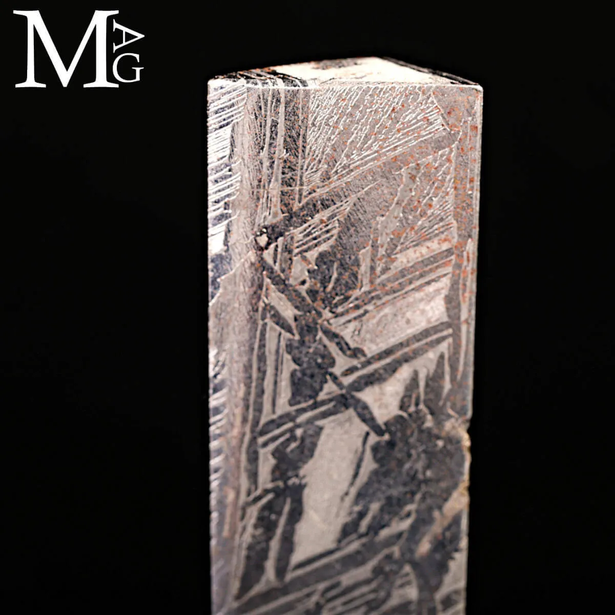 Meteorite Aletai – Sezione lucidata con trame Widmanstätten.