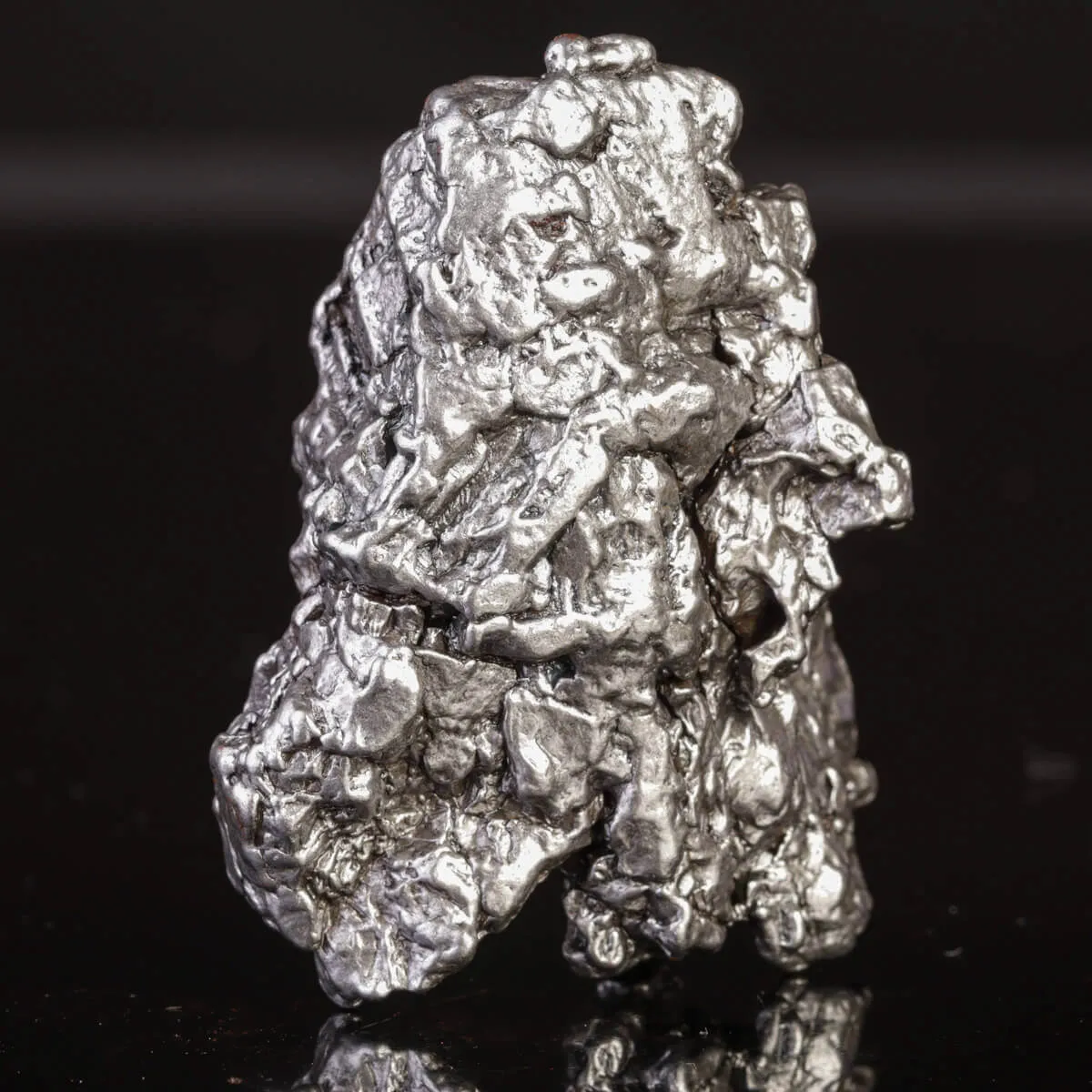 Frammento di Meteorite Ferroso: Un Pezzo di Asteroide dal Campo del Cielo.