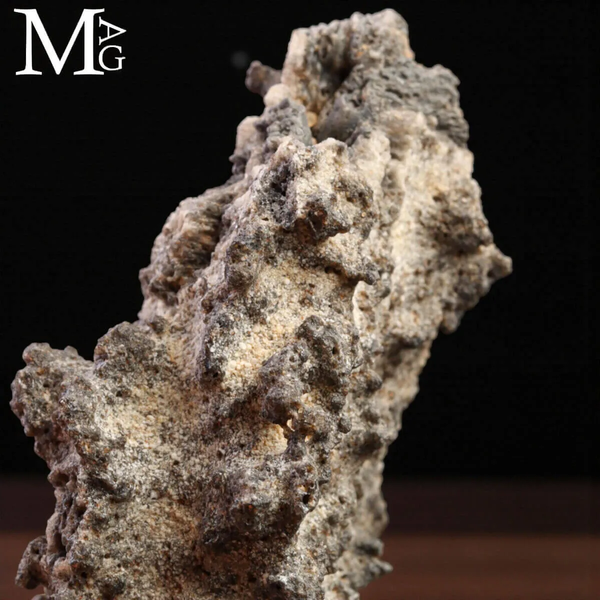 Fulgorite — Un frammento di fulmine pietrificato.