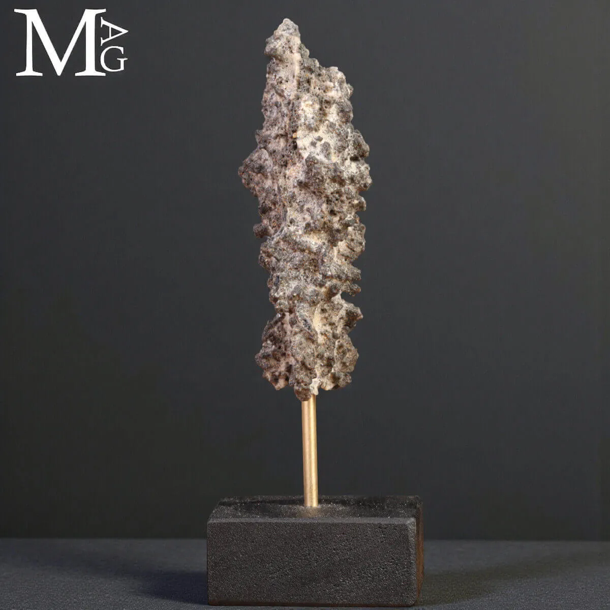 Fulgorite — Un frammento di fulmine pietrificato.