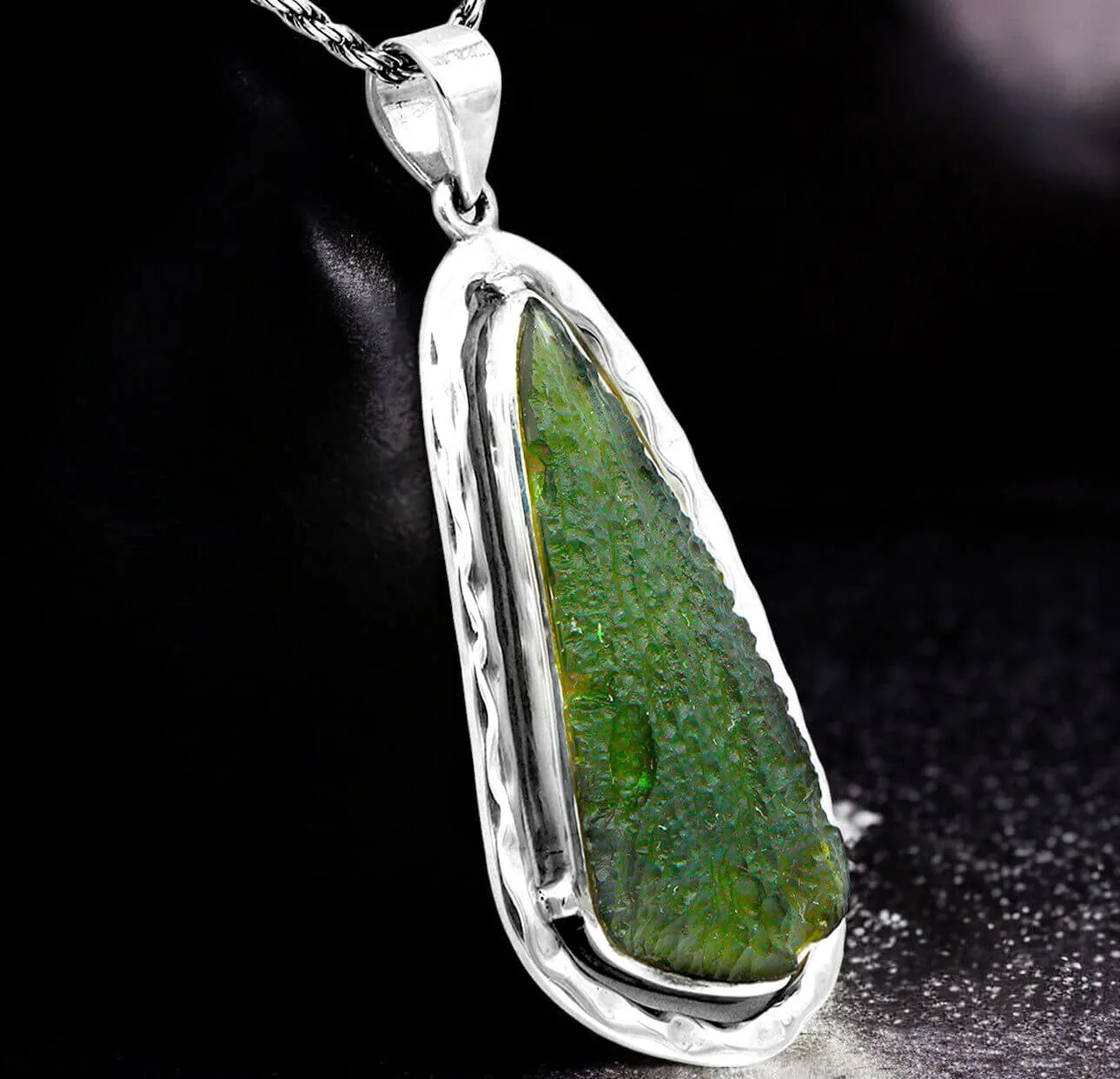 Ciondolo in Argento con Moldavite Naturale.