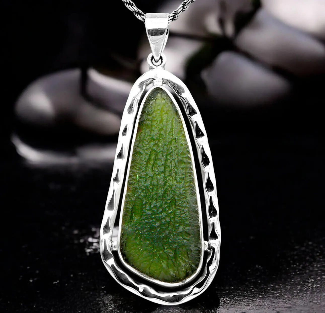 Ciondolo in Argento con Moldavite Naturale.