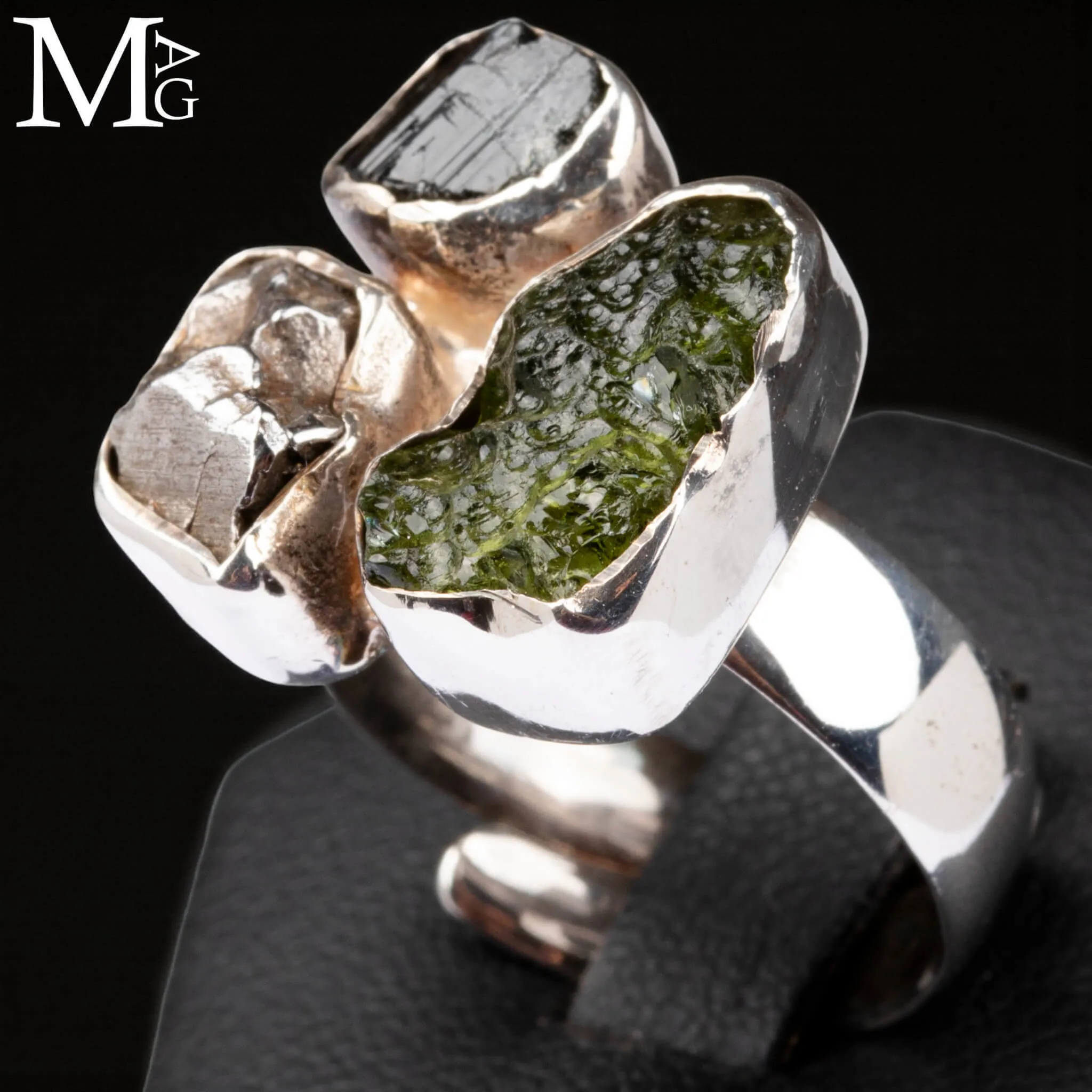 Anello in Argento con Moldavite, Meteorite Campo del Cielo e Tormalina Nera