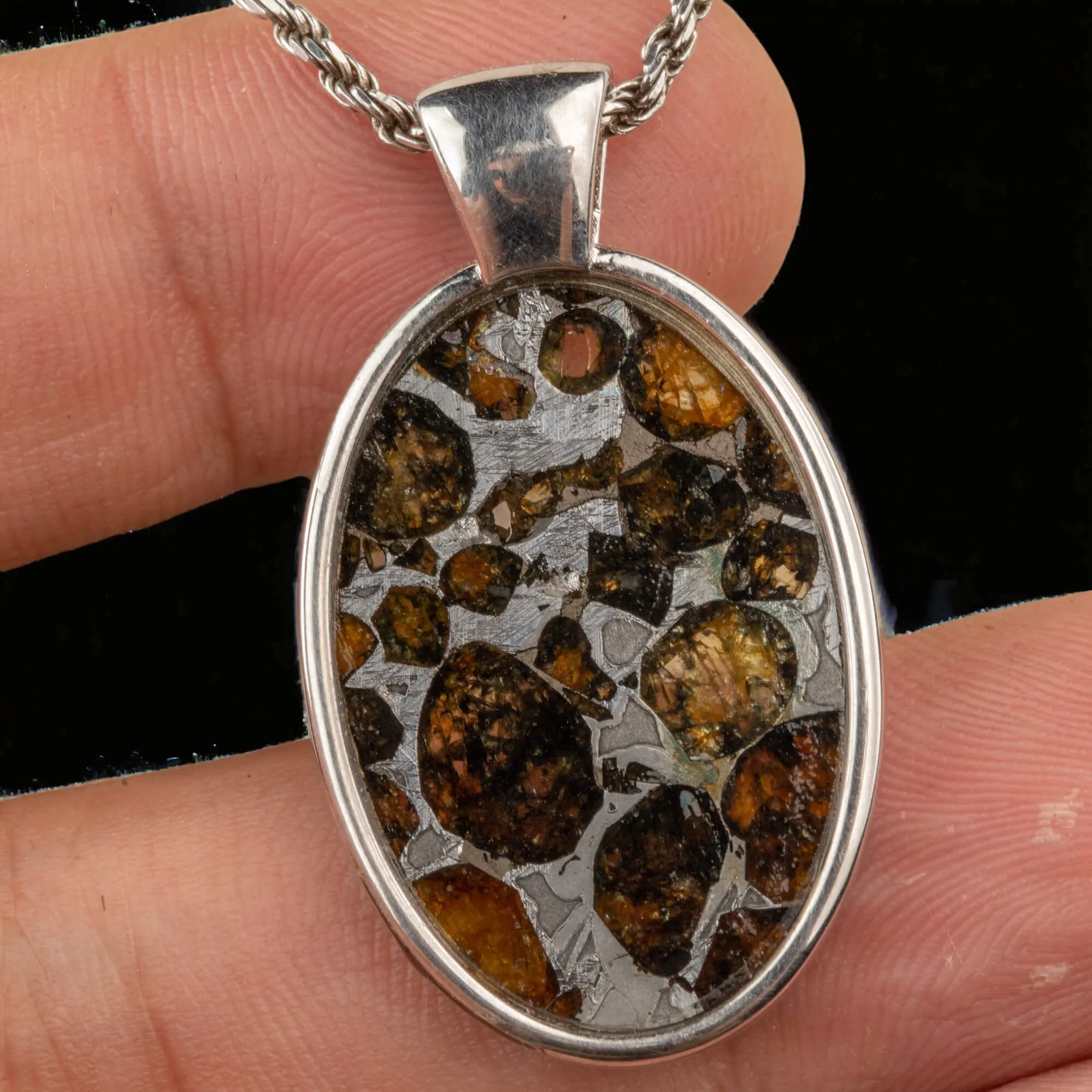 Ciondolo Celestiale: Frammento di Meteorite Pallasite Seymchan.