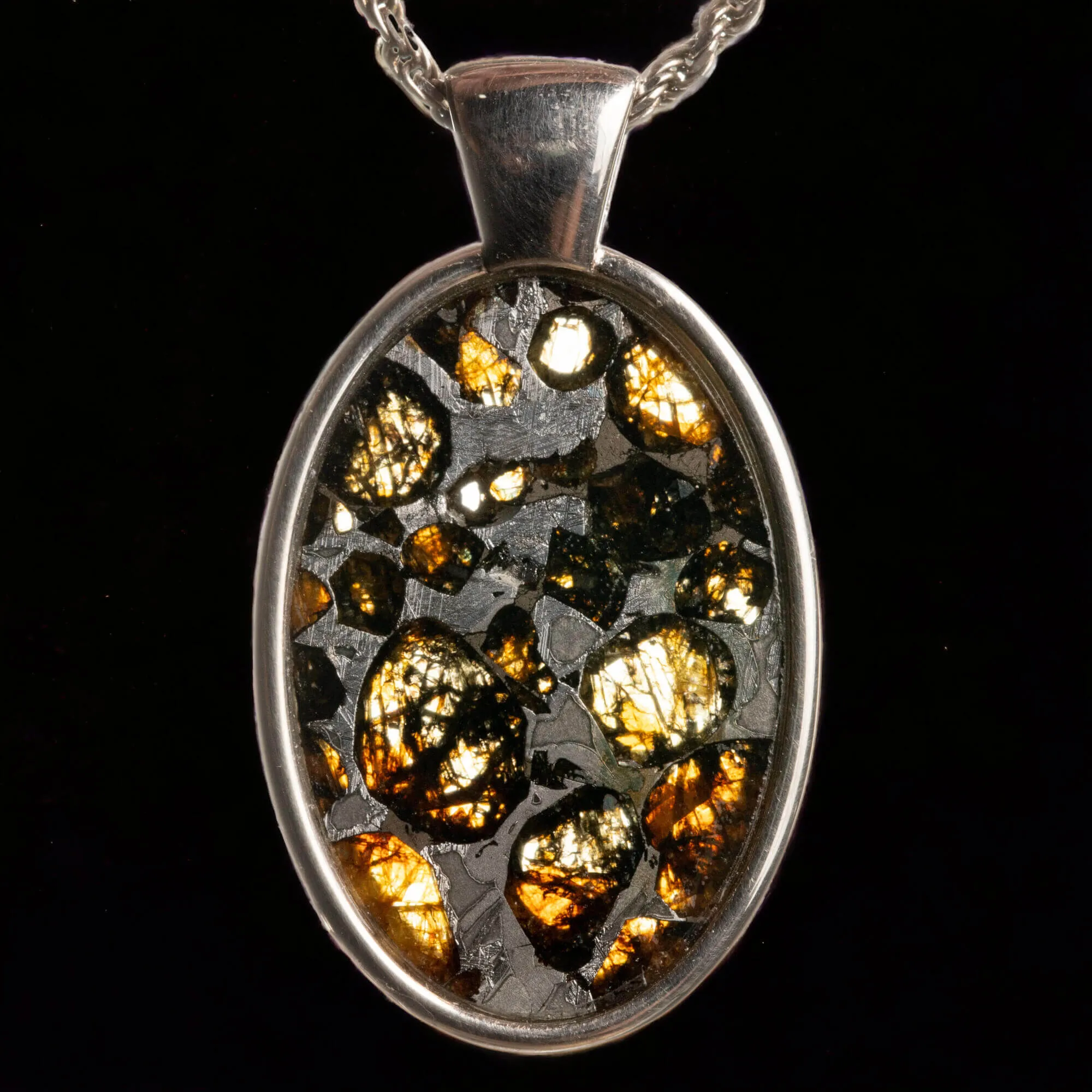 Ciondolo Celestiale: Frammento di Meteorite Pallasite Seymchan.