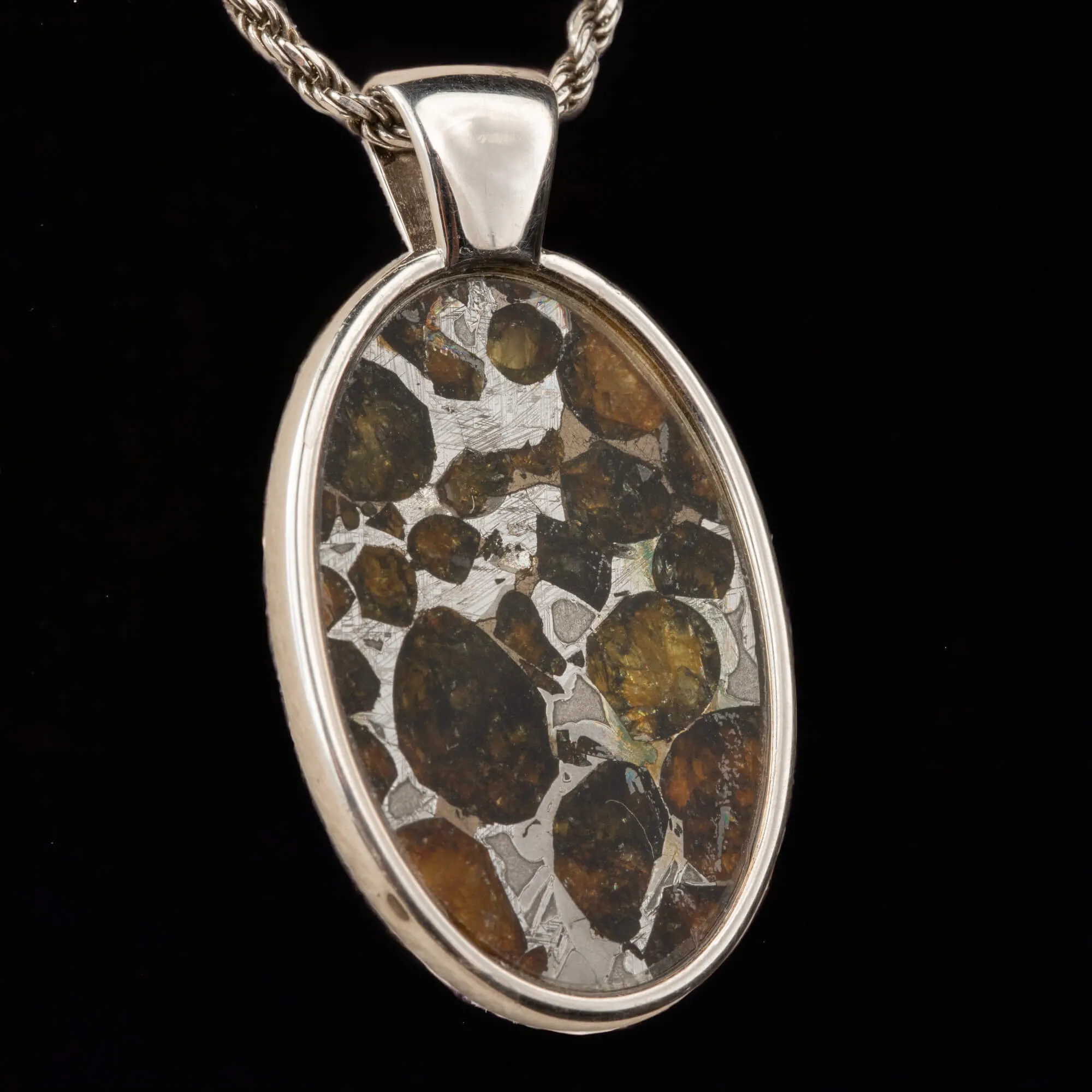 Ciondolo Celestiale: Frammento di Meteorite Pallasite Seymchan.
