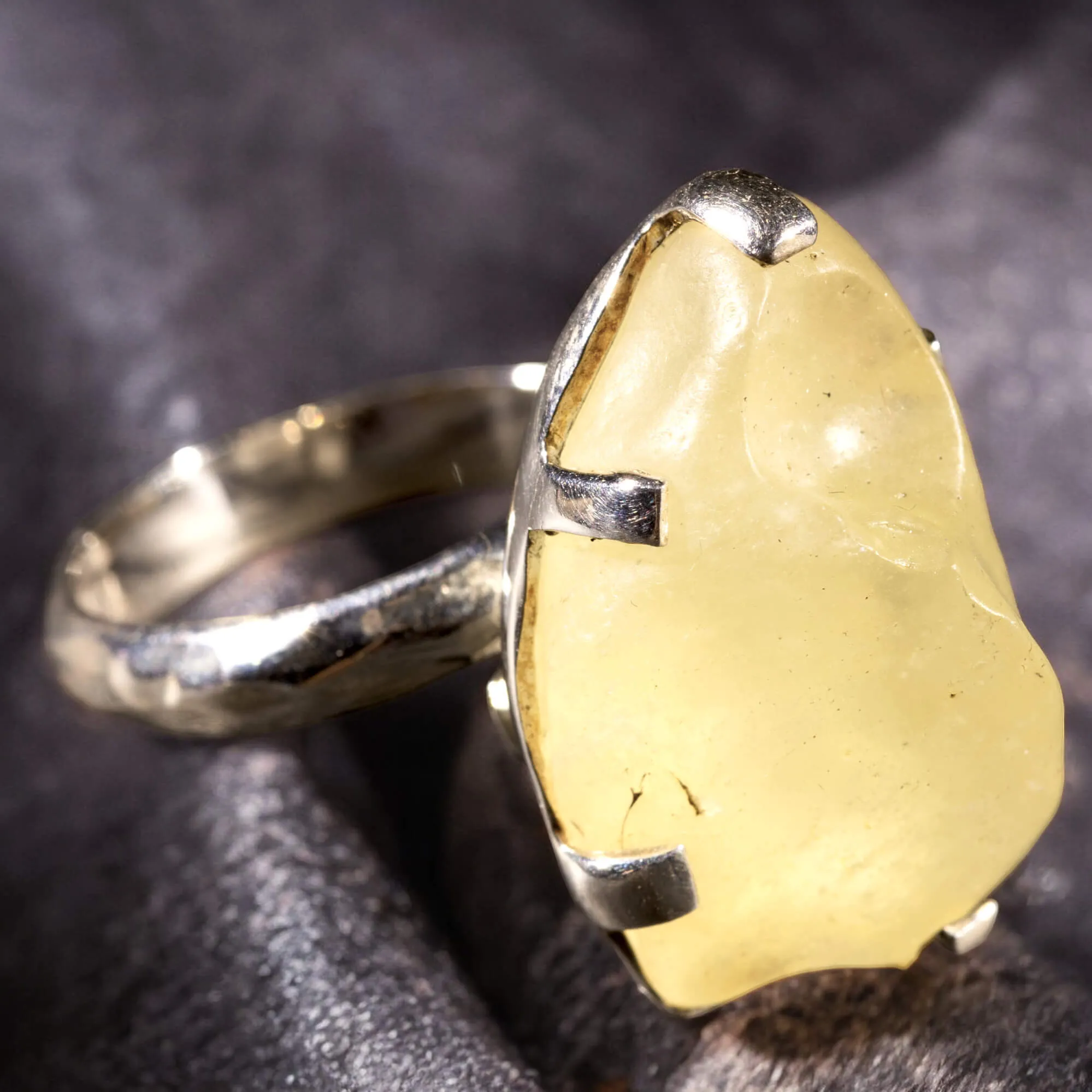 Anello in Argento con Gemma di Vetro Libico.