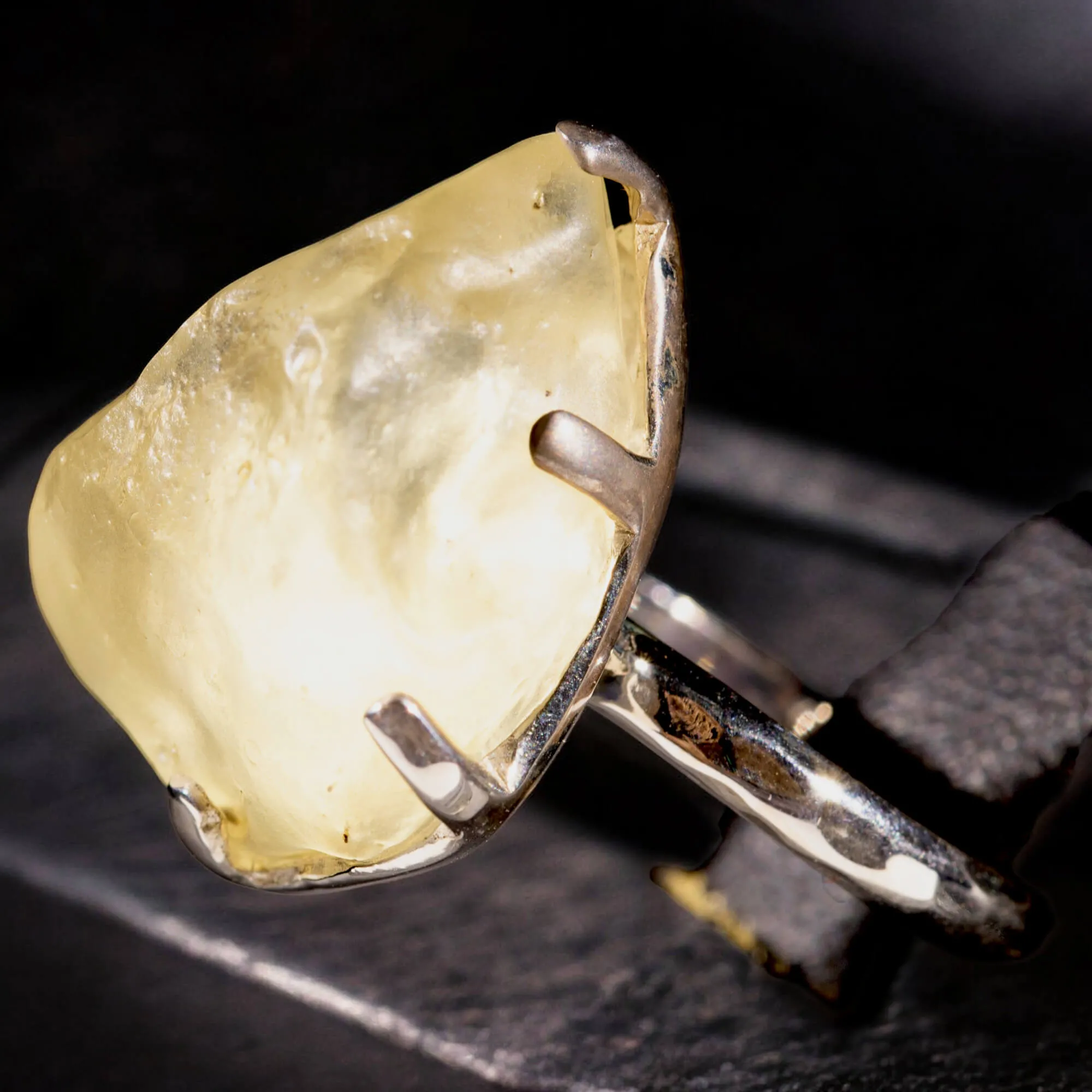 Anello in Argento con Vetro Libico del Deserto.