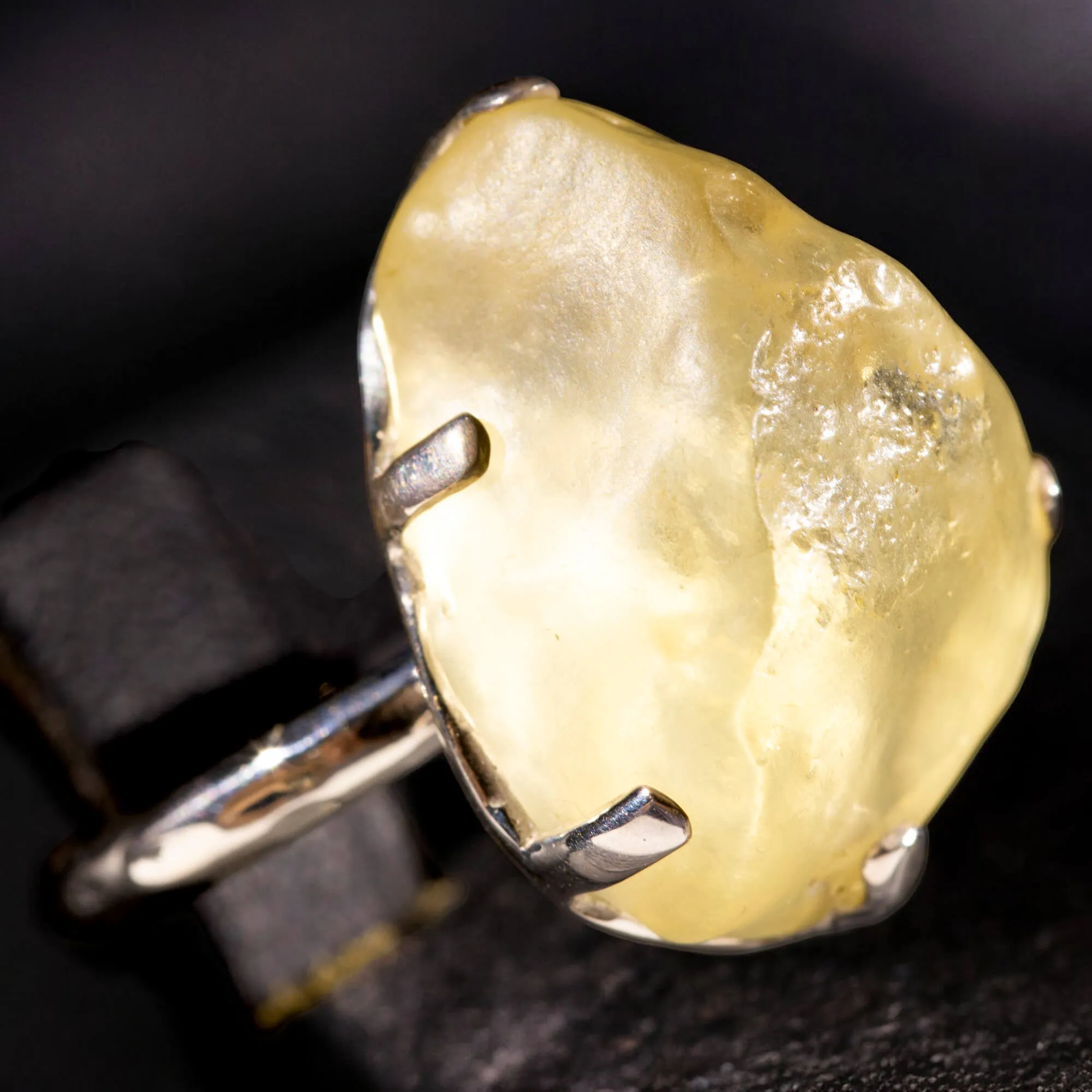 Anello in Argento con Vetro Libico del Deserto.