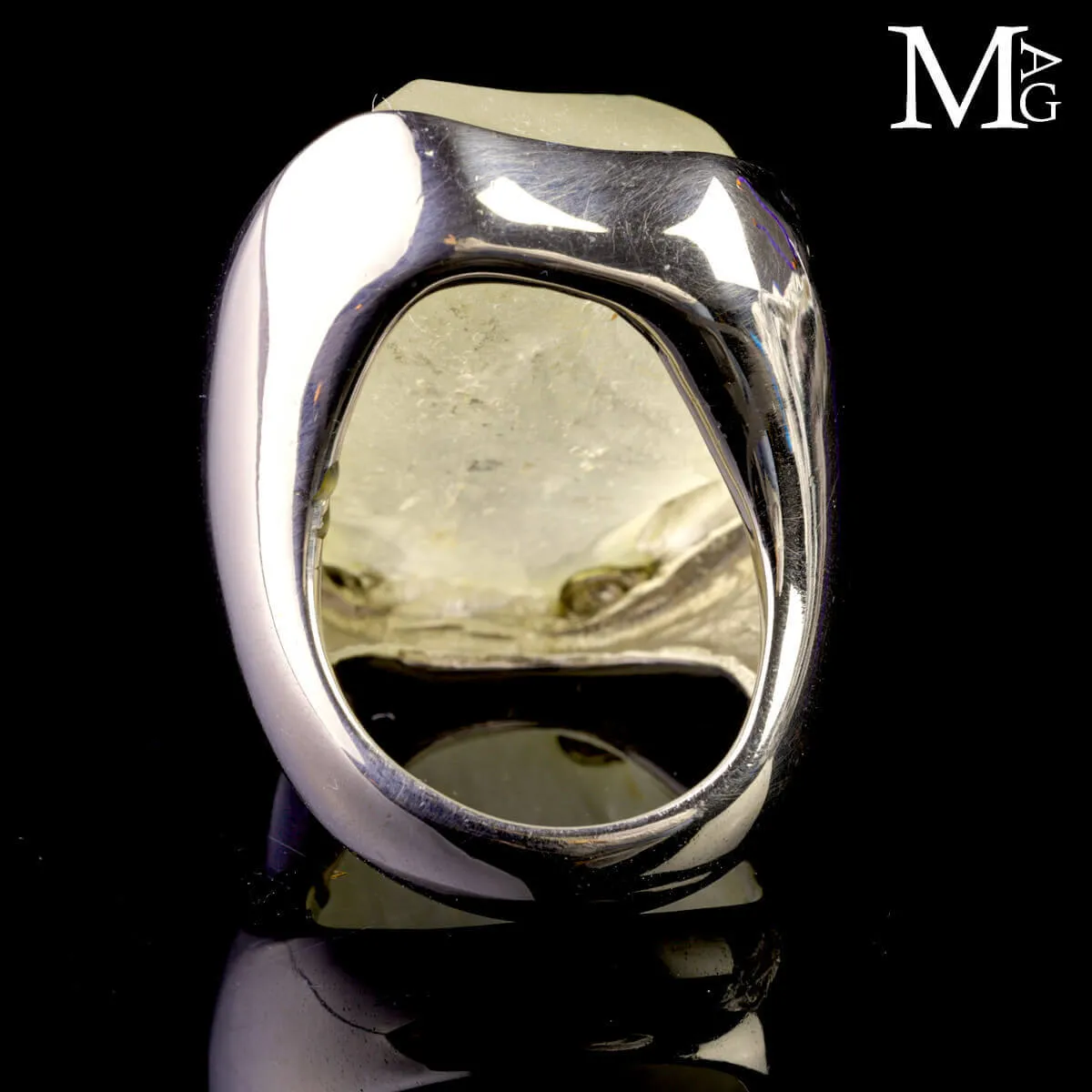 Anello in argento con vetro del deserto libico – Gemma naturale, satinata.
