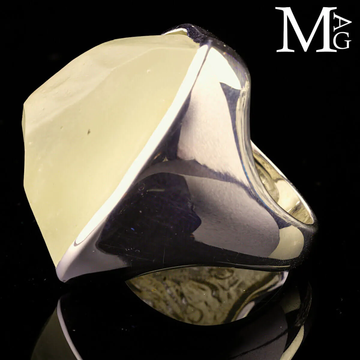 Anello in argento con vetro del deserto libico – Gemma naturale, satinata.