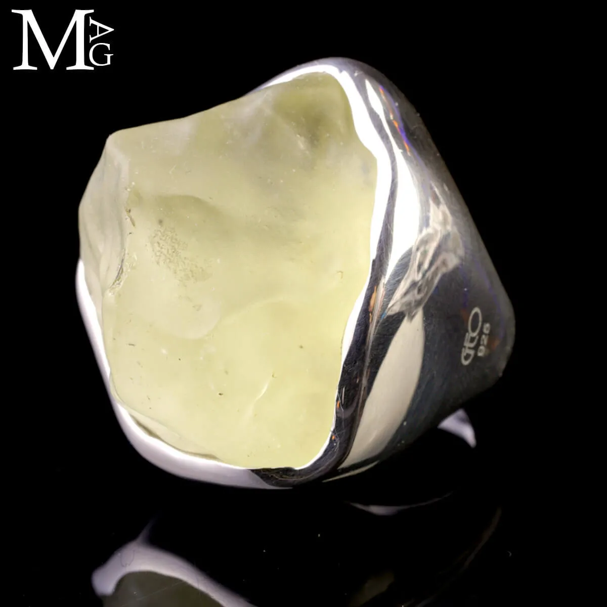 Anello esclusivo in argento con vetro del deserto libico.