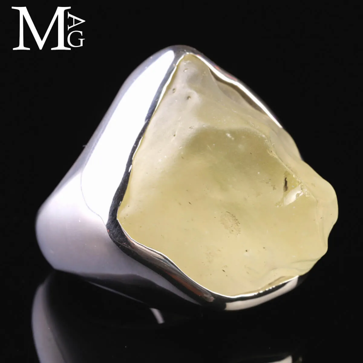 Anello esclusivo in argento con vetro del deserto libico.