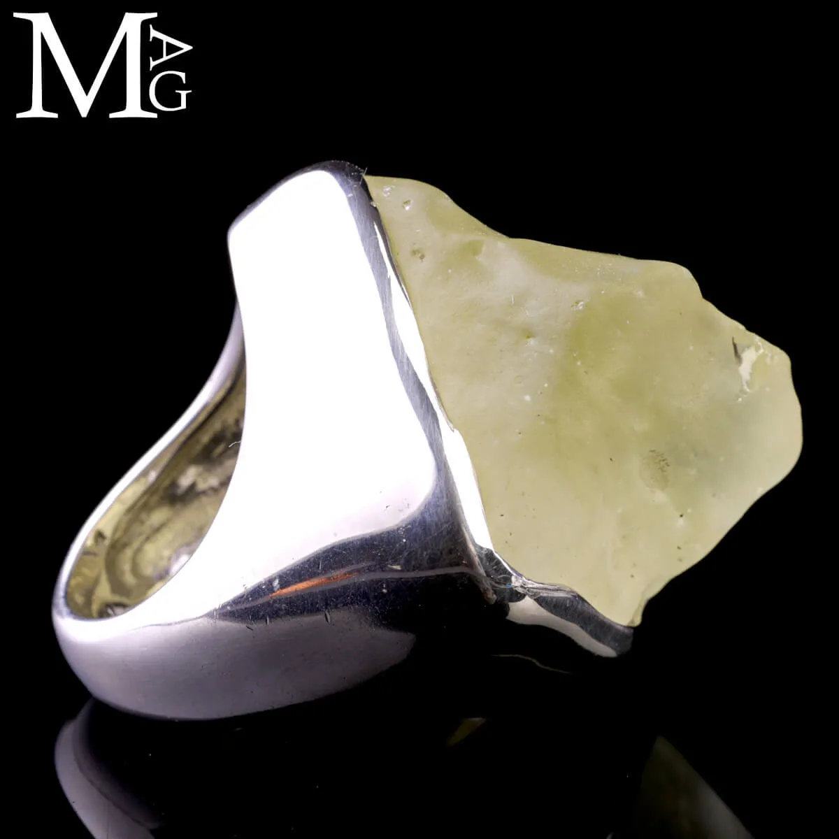 Anello esclusivo in argento con vetro del deserto libico.