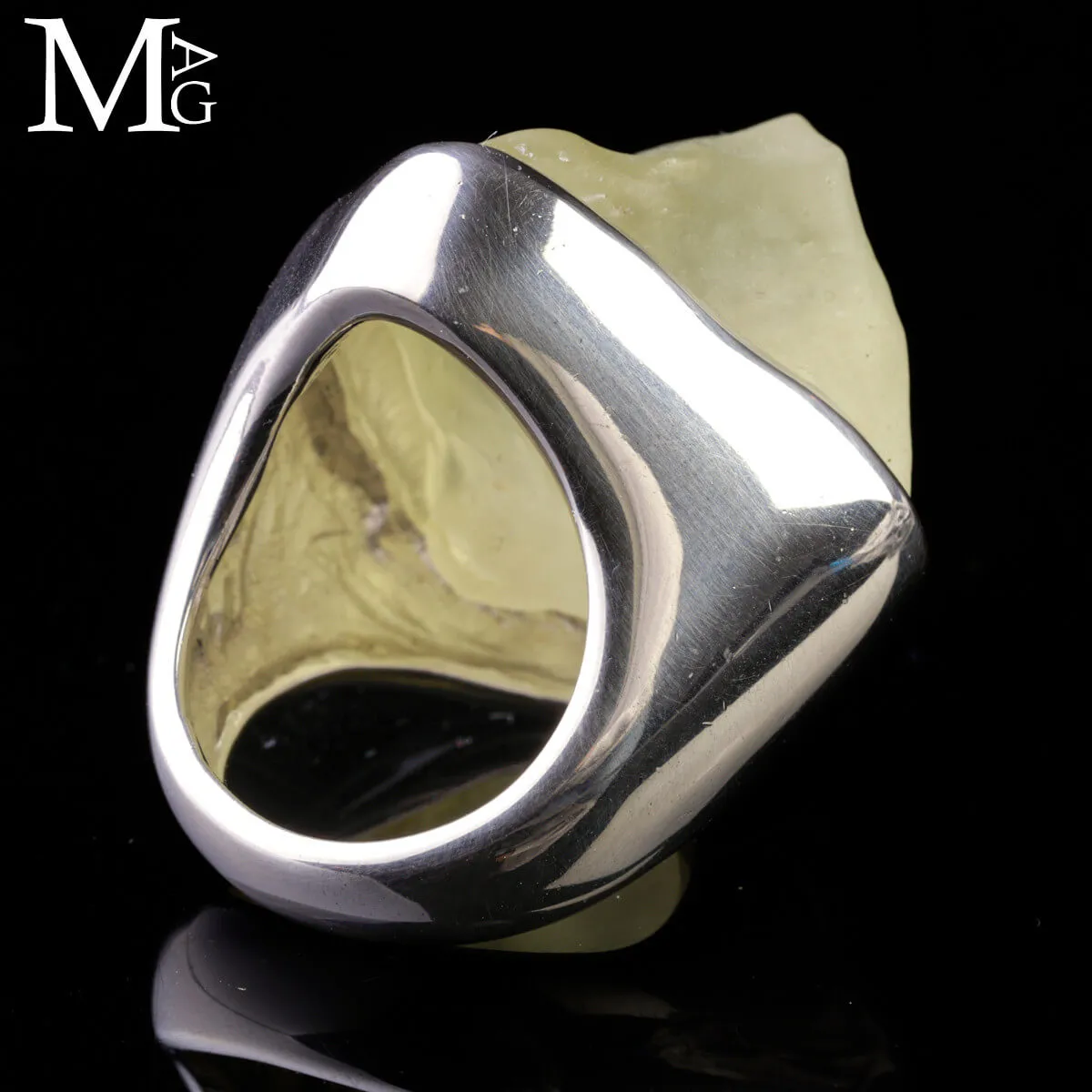 Anello esclusivo in argento con vetro del deserto libico.
