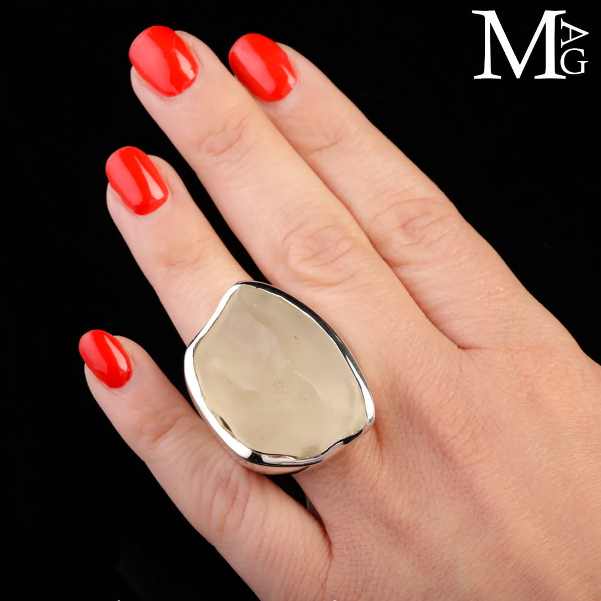 Anello esclusivo in argento con vetro del deserto libico.