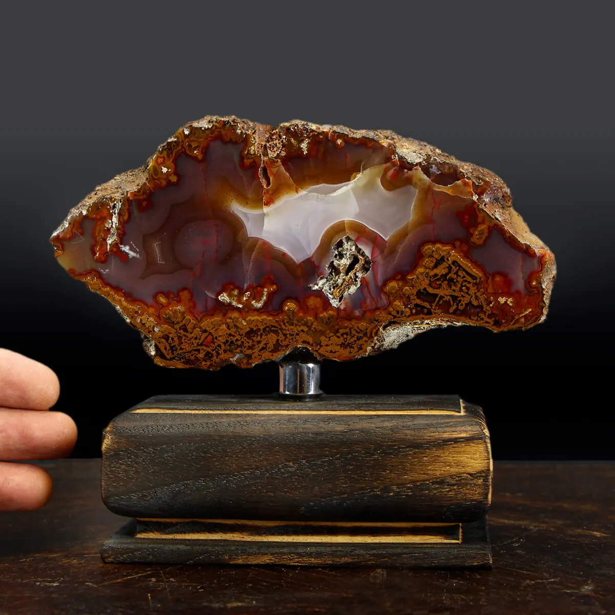 Geode Agata su piedistallo