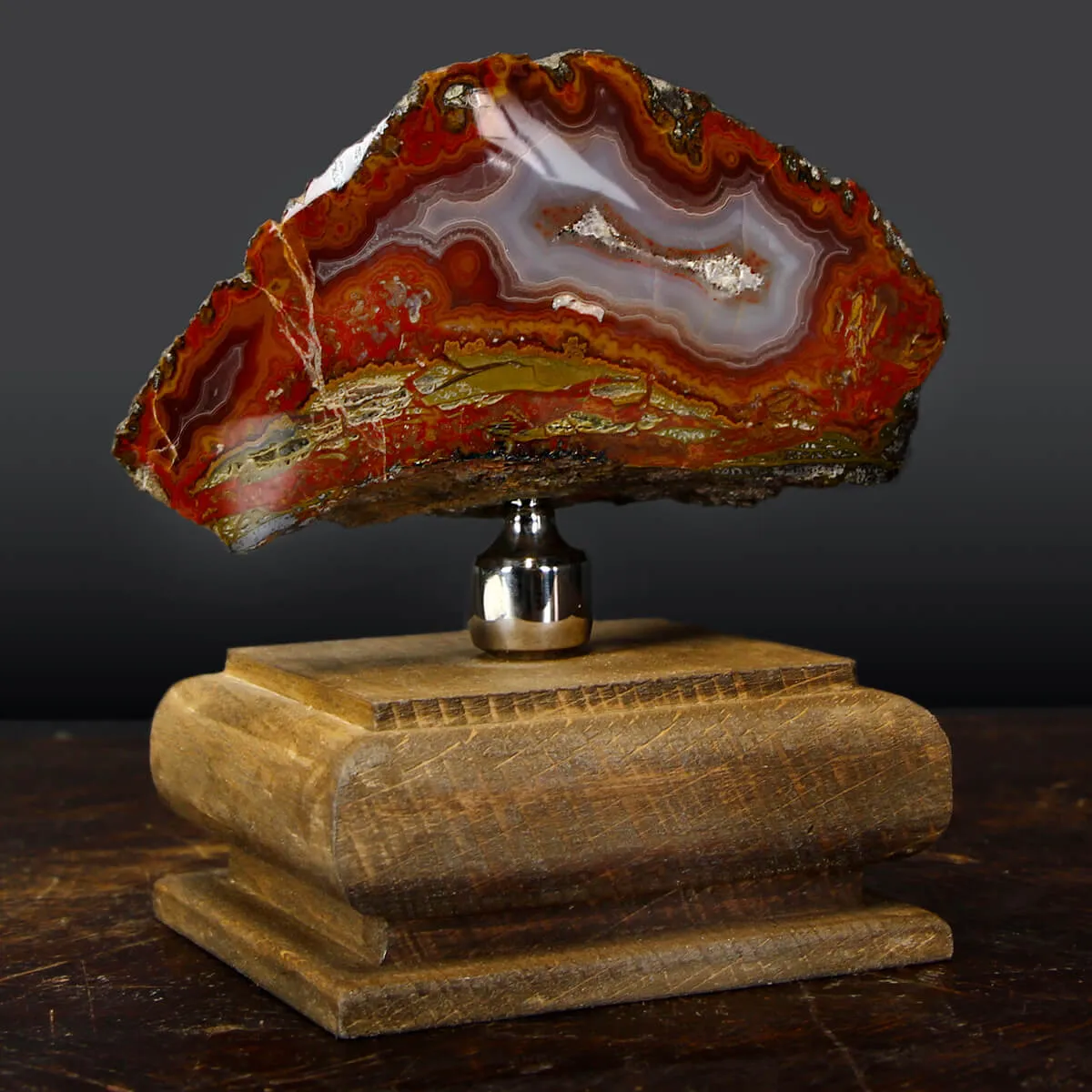 Geode Agata su piedistallo