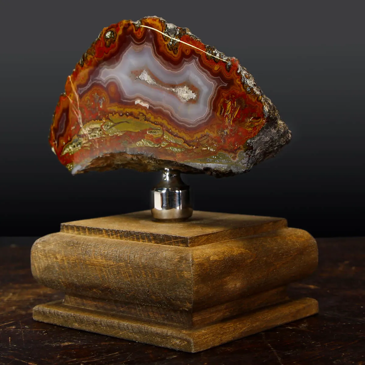 Geode Agata su piedistallo