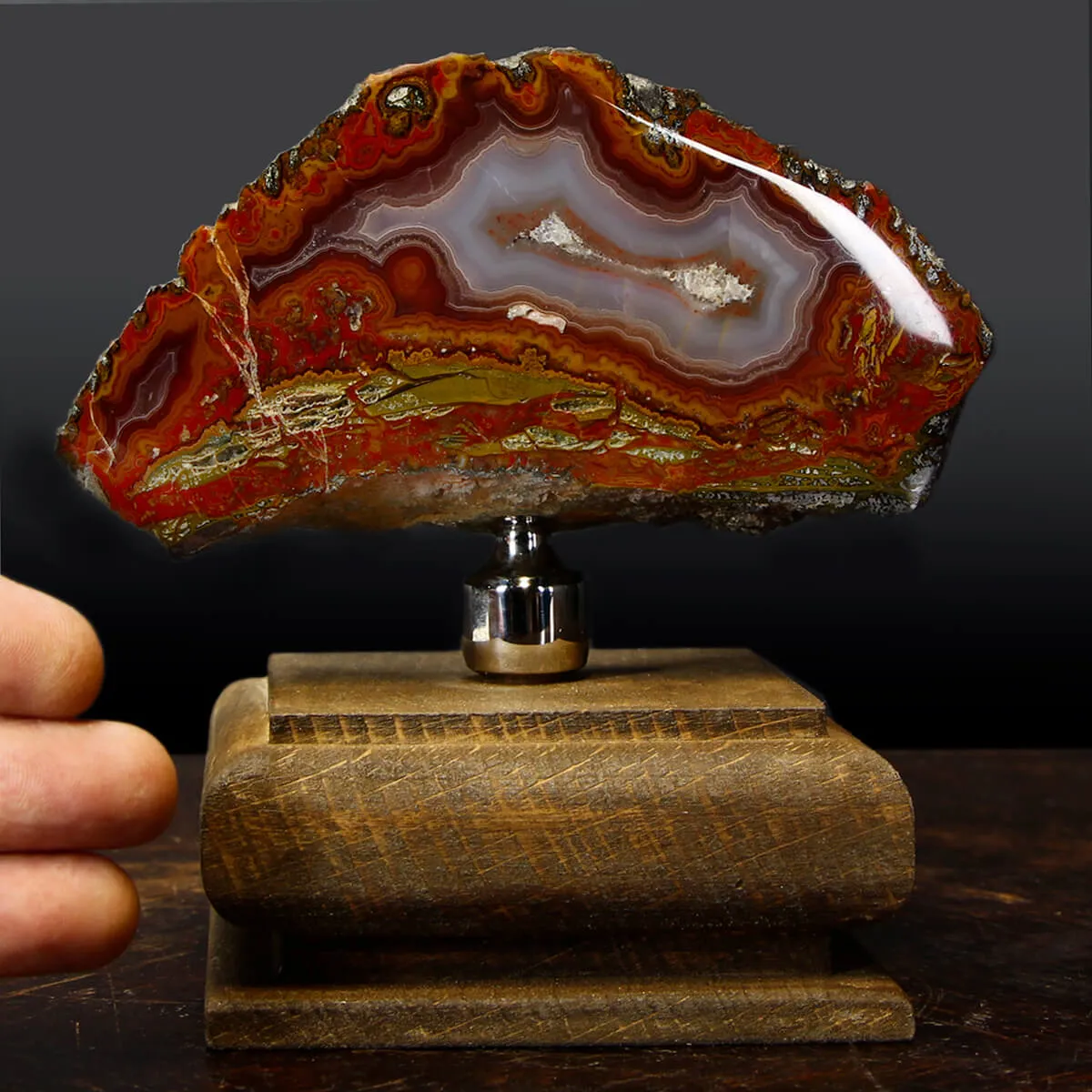 Geode Agata su piedistallo
