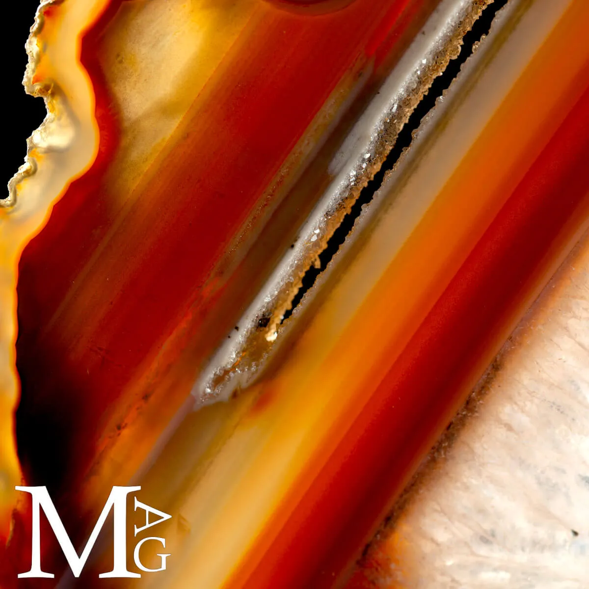 Fetta di Agata con Geode Centrale – Eleganza Naturale per il Design