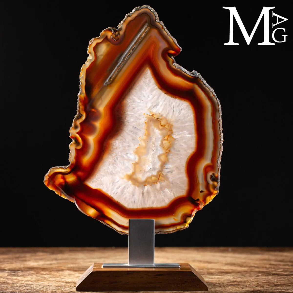 Fetta di Agata con Geode Centrale – Eleganza Naturale per il Design