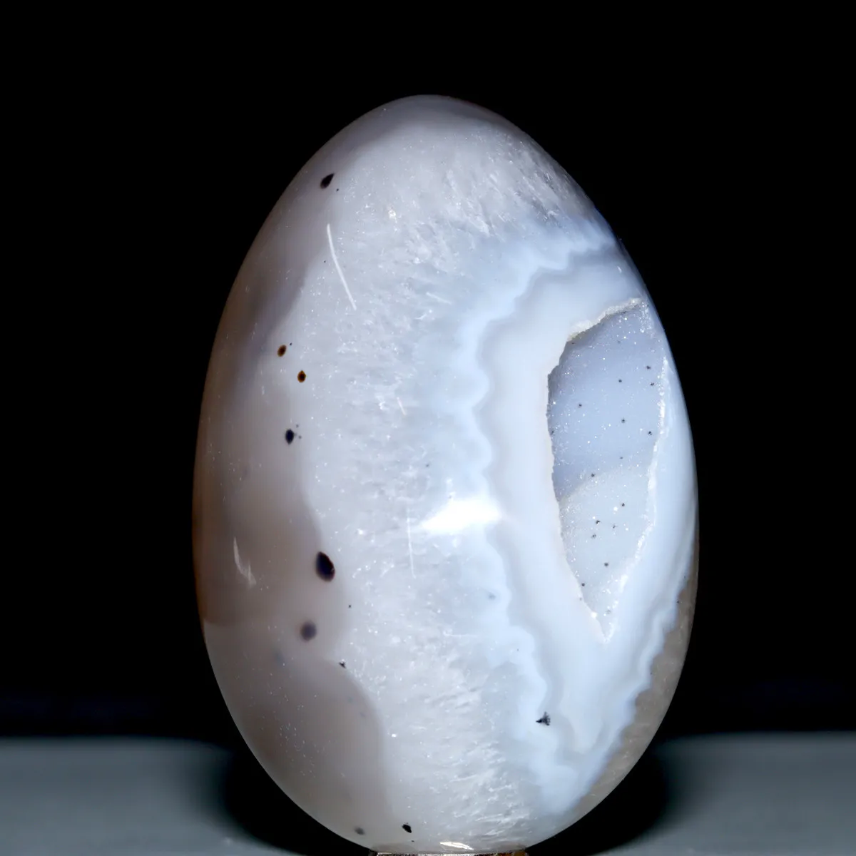 Uovo in Agata Naturale con Geode Interno e Inclusioni Nere