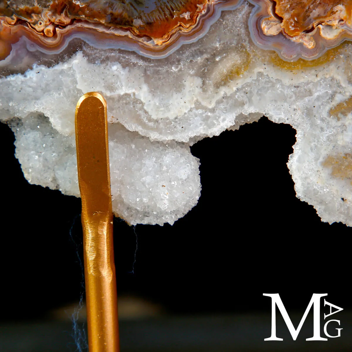 Sezione di Geode in Agata e Quarzo con Base Metallica