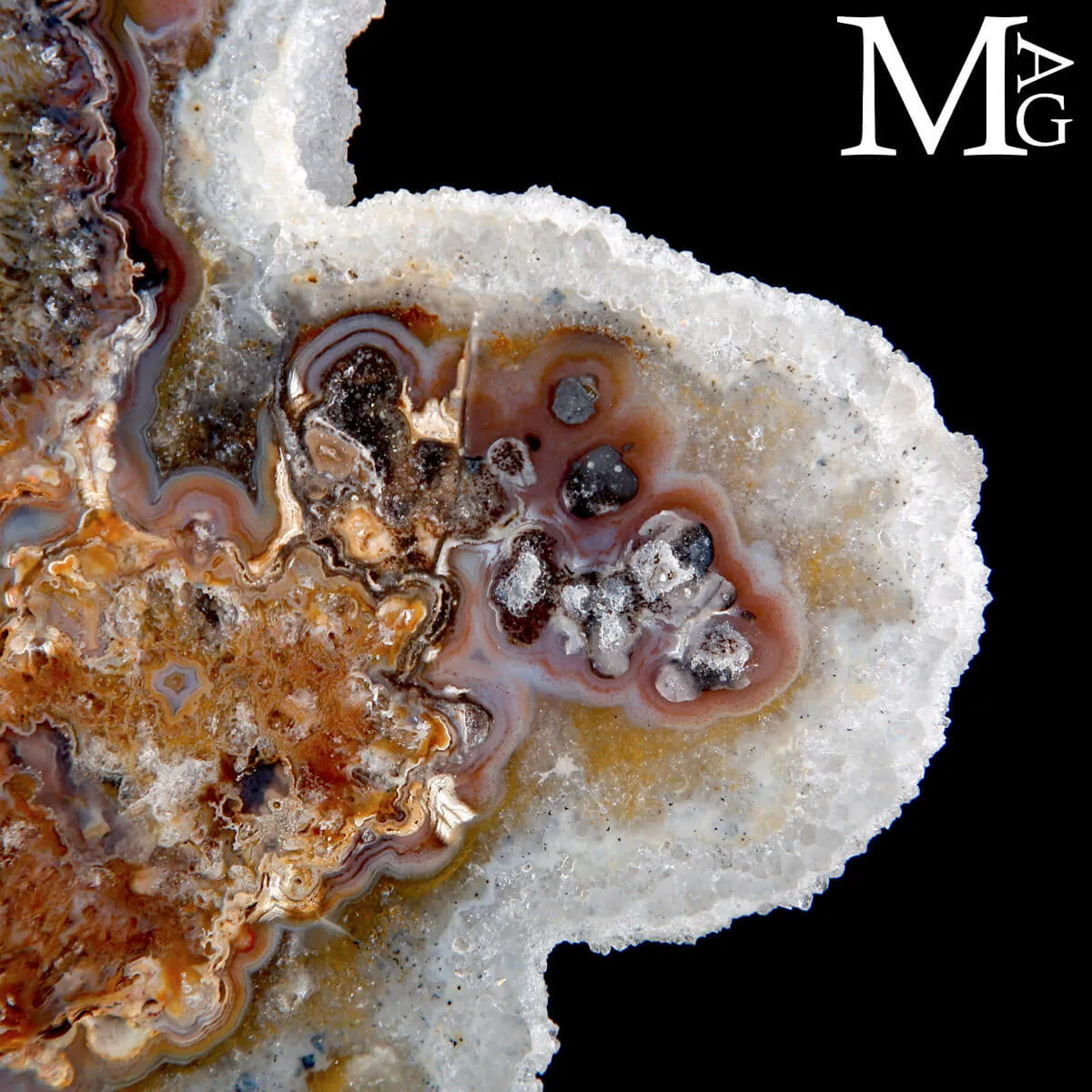 Sezione di Geode in Agata e Quarzo con Base Metallica