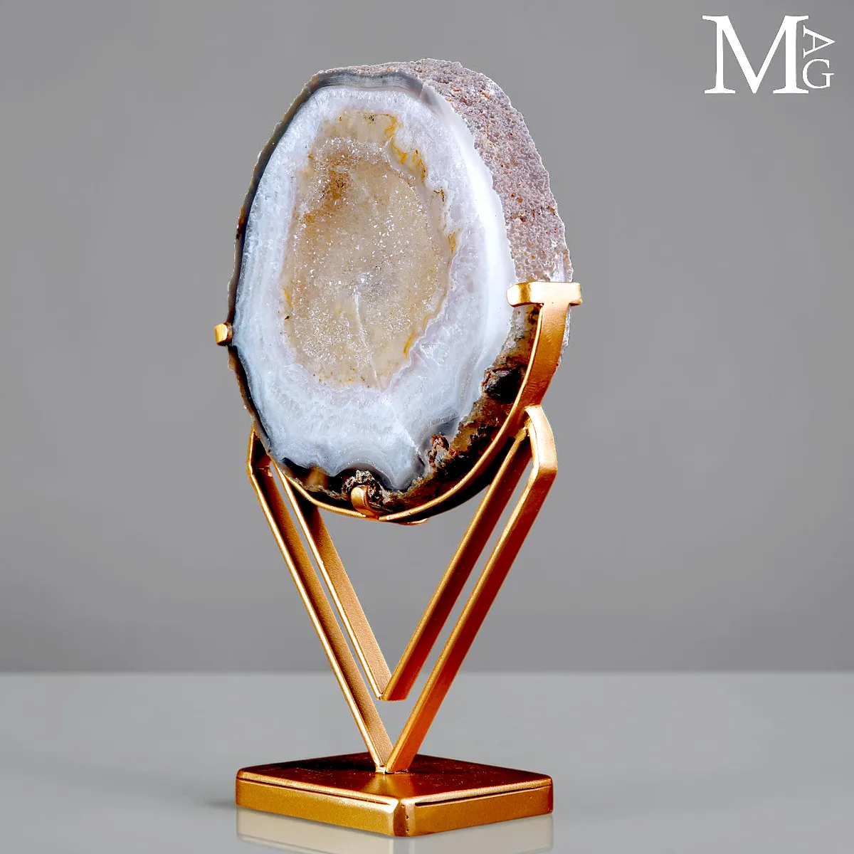 Fetta di Geode di Agata del Brasile su Supporto Decorativo.